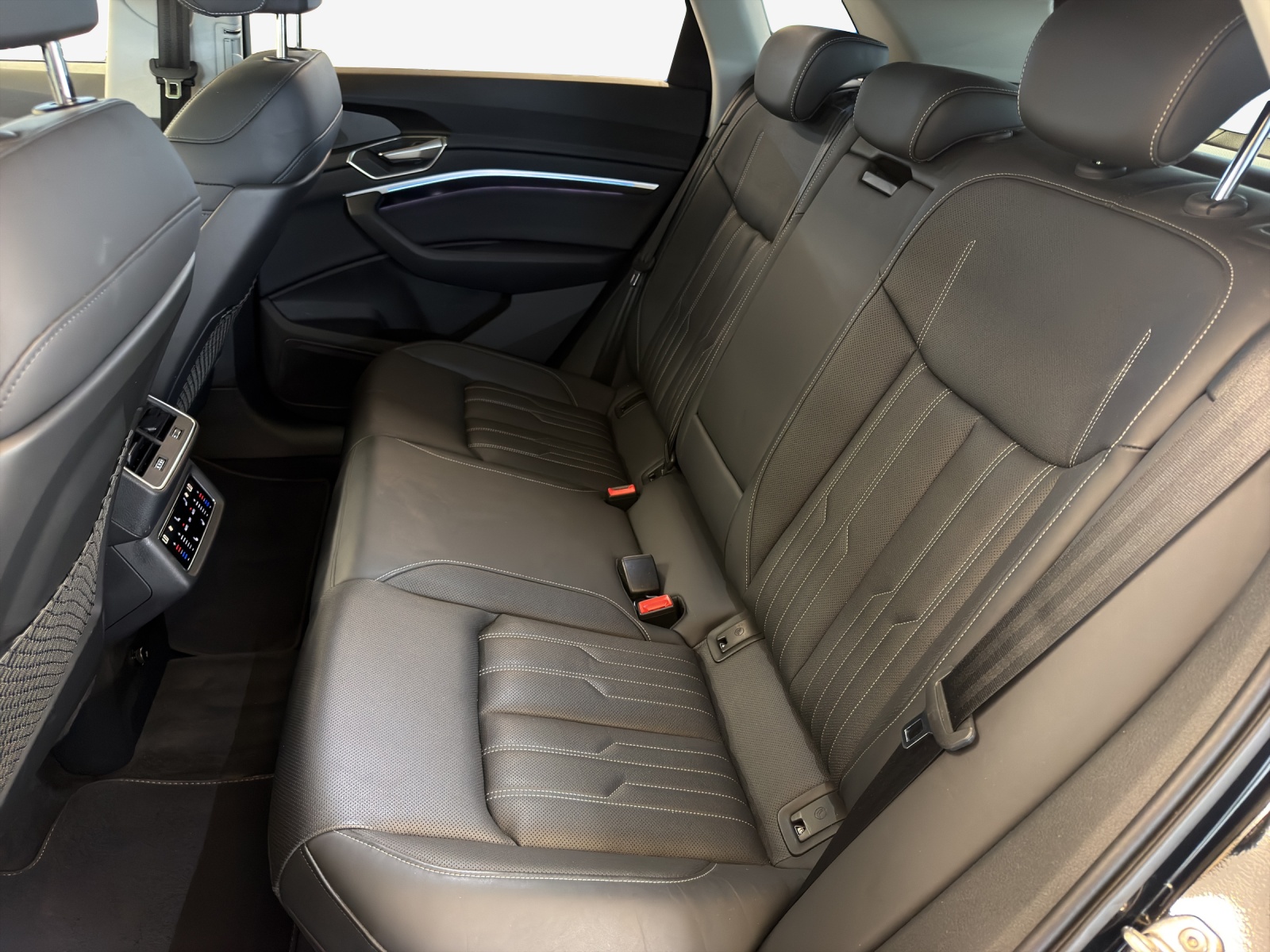 AUDI Q8 55 e-tron S line quattro-image-12