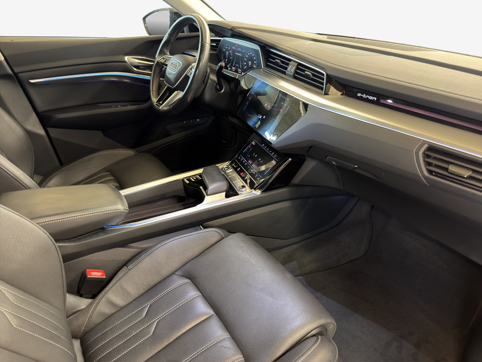 AUDI Q8 55 e-tron S line quattro-image-15