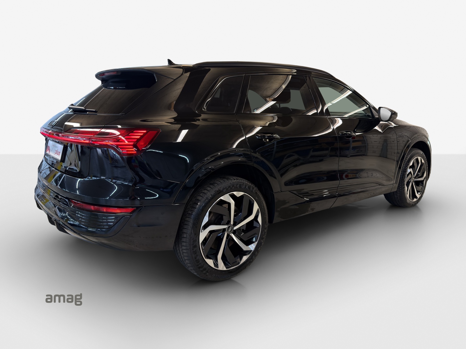AUDI Q8 55 e-tron S line quattro-image-5