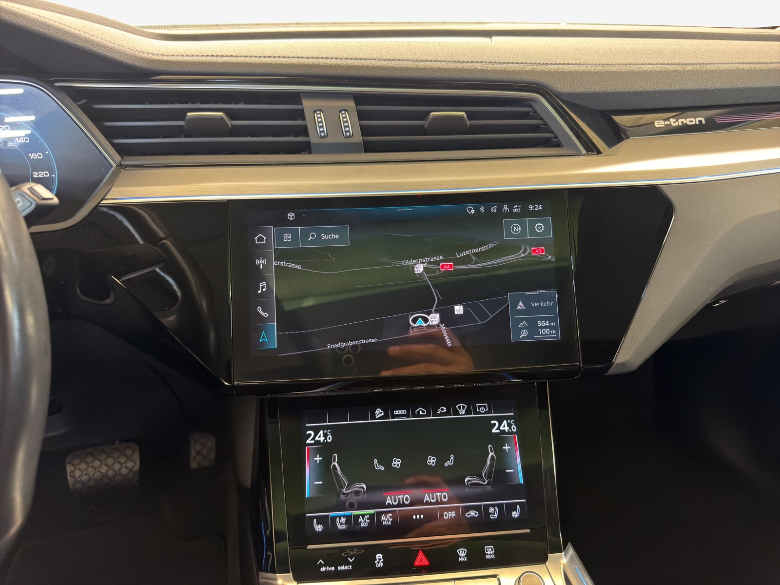 AUDI Q8 55 e-tron S line quattro-image-11