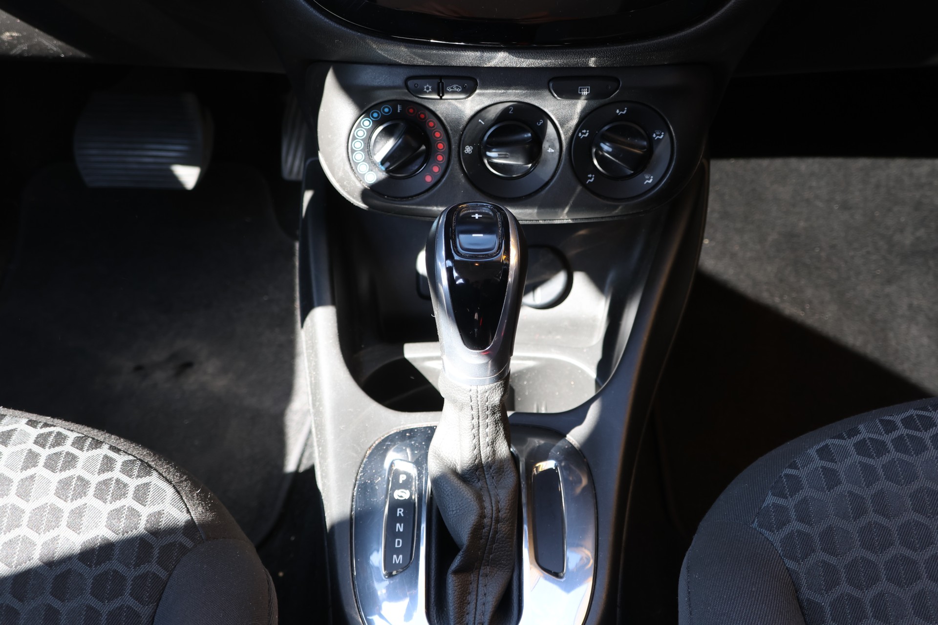 OPEL Corsa 1.4i Enjoy Automat-image-8