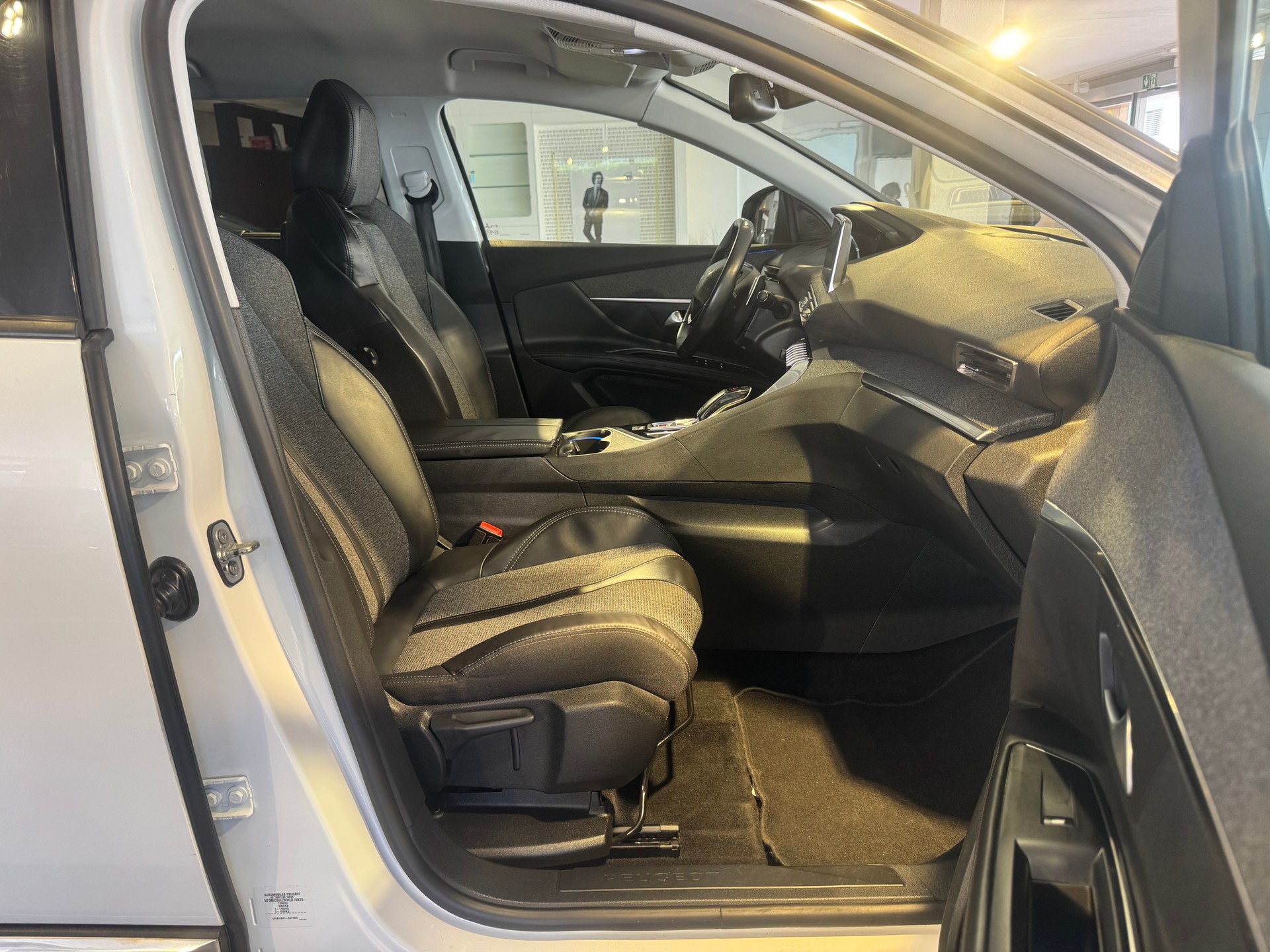 PEUGEOT 5008 1.6 BlueHDi Allure ETA-image-11