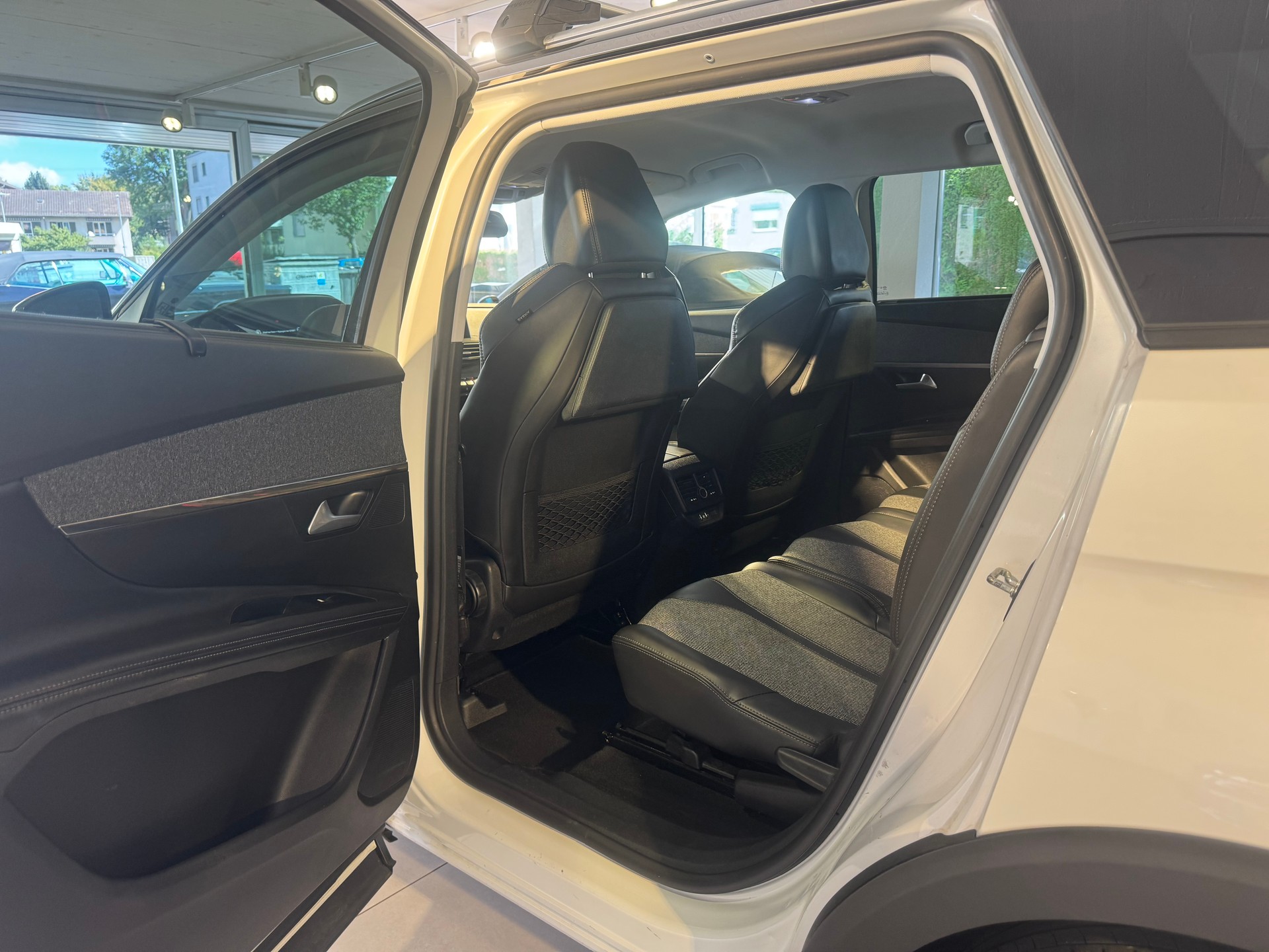 PEUGEOT 5008 1.6 BlueHDi Allure ETA-image-12