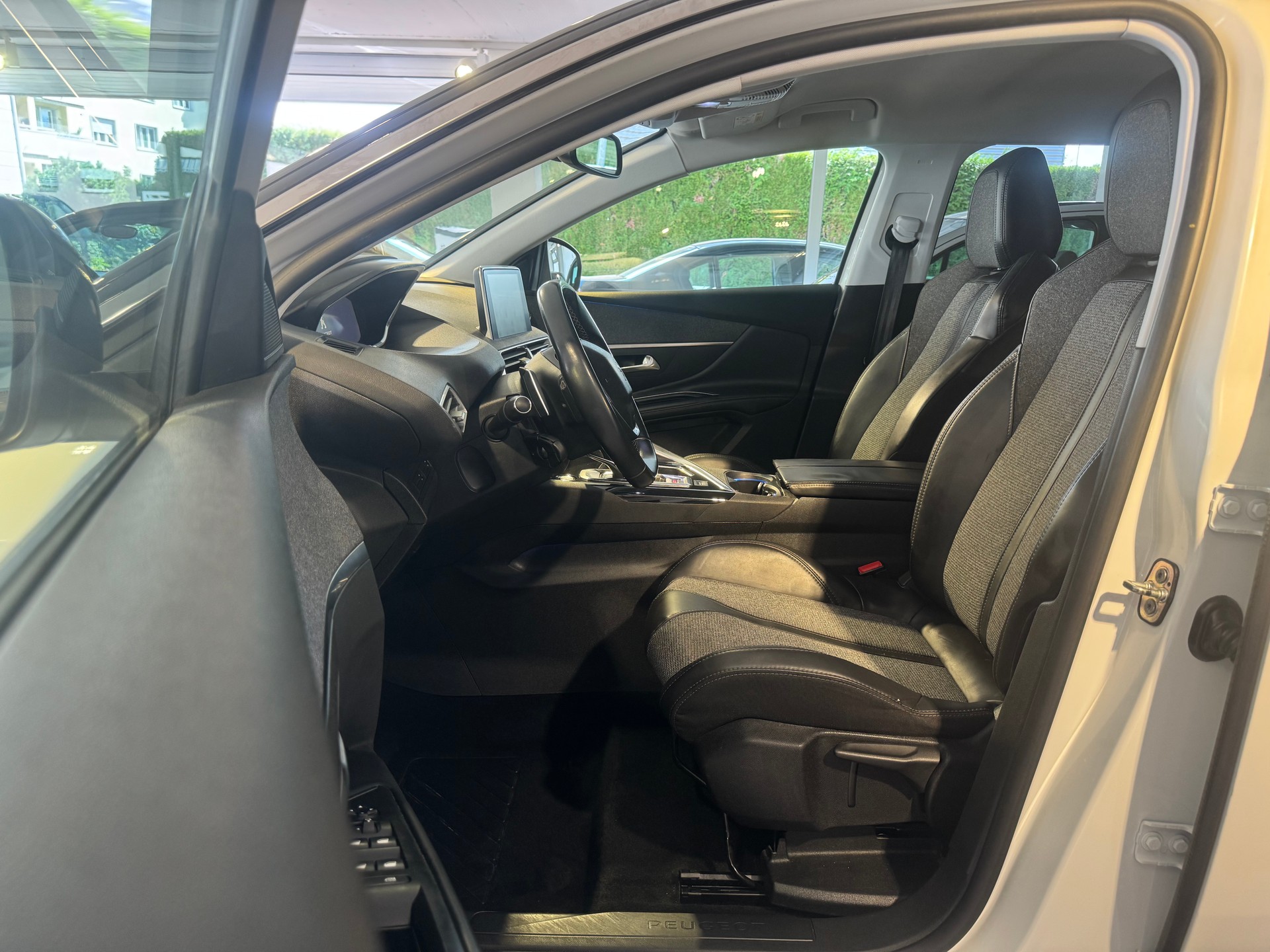 PEUGEOT 5008 1.6 BlueHDi Allure ETA-image-9