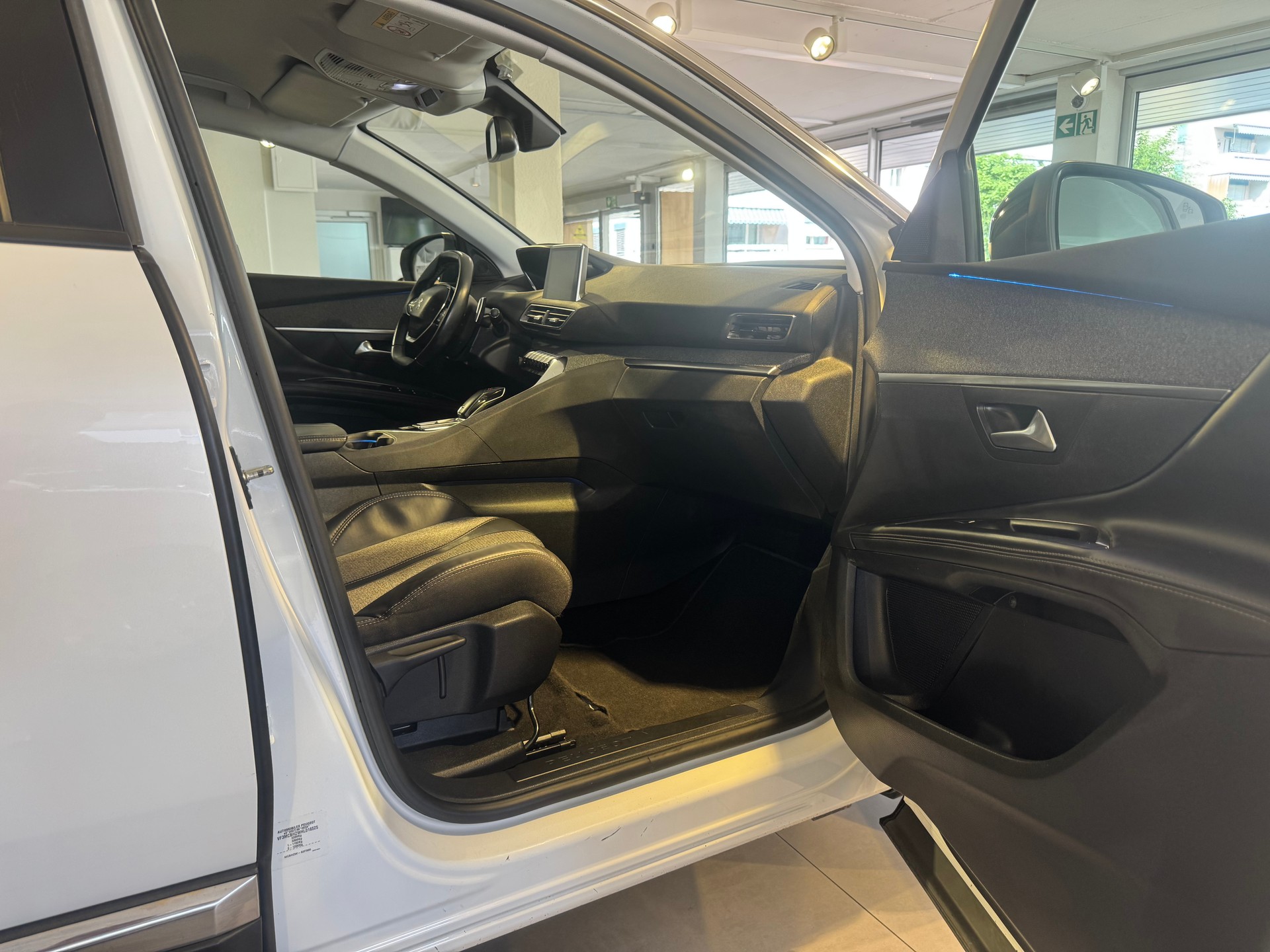 PEUGEOT 5008 1.6 BlueHDi Allure ETA-image-10