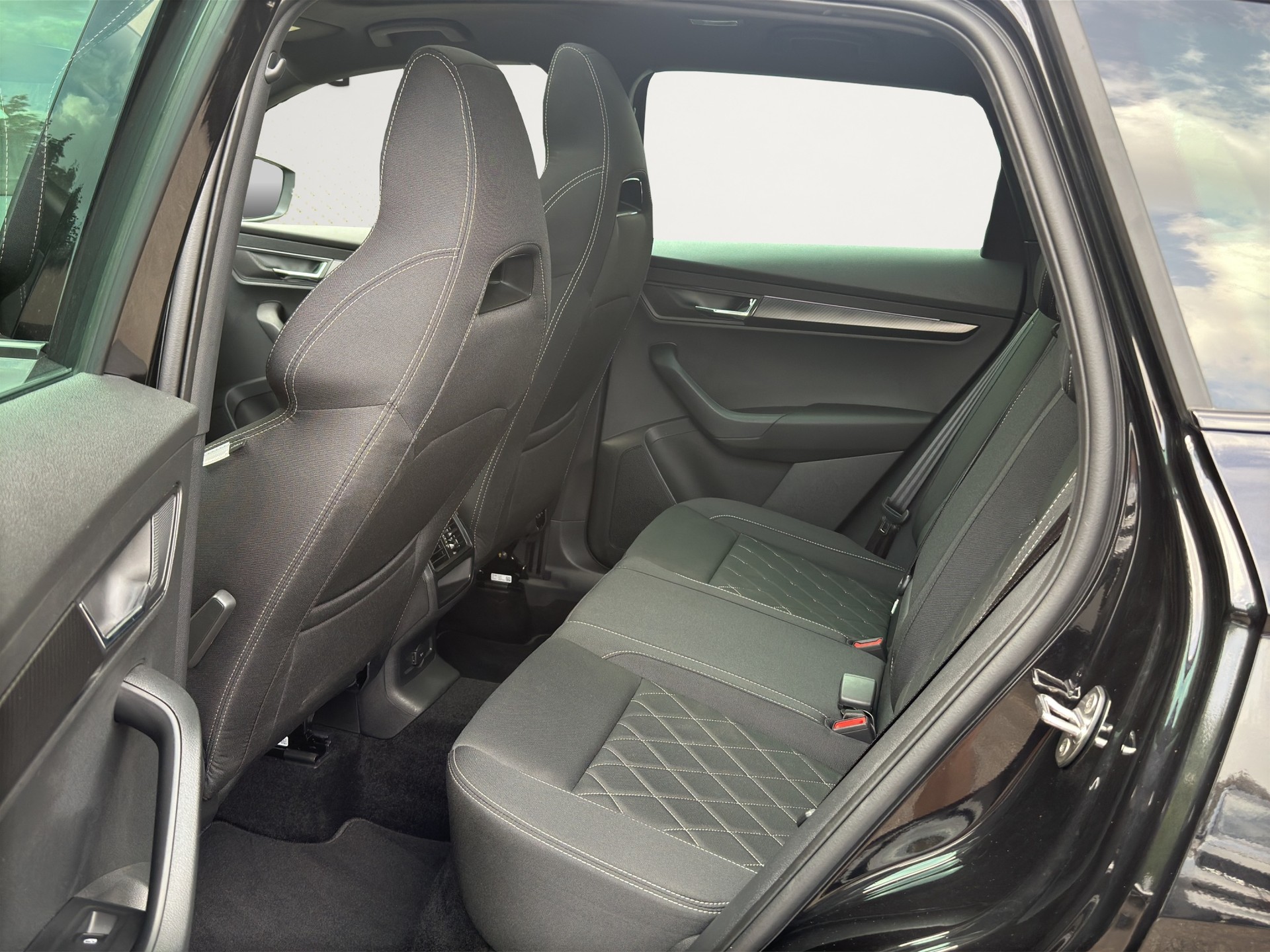 SKODA Karoq 1.5TSI Sport Line Aut. Panorama-Schiebedach-image-12