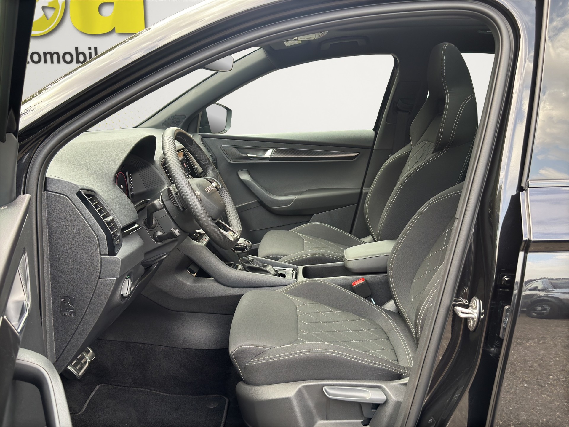 SKODA Karoq 1.5TSI Sport Line Aut. Panorama-Schiebedach-image-10