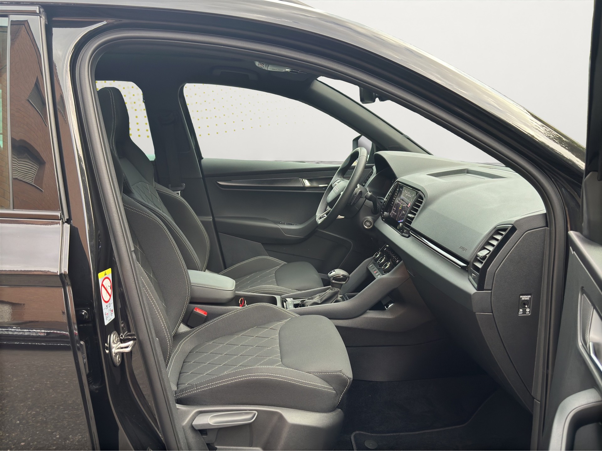 SKODA Karoq 1.5TSI Sport Line Aut. Panorama-Schiebedach-image-11