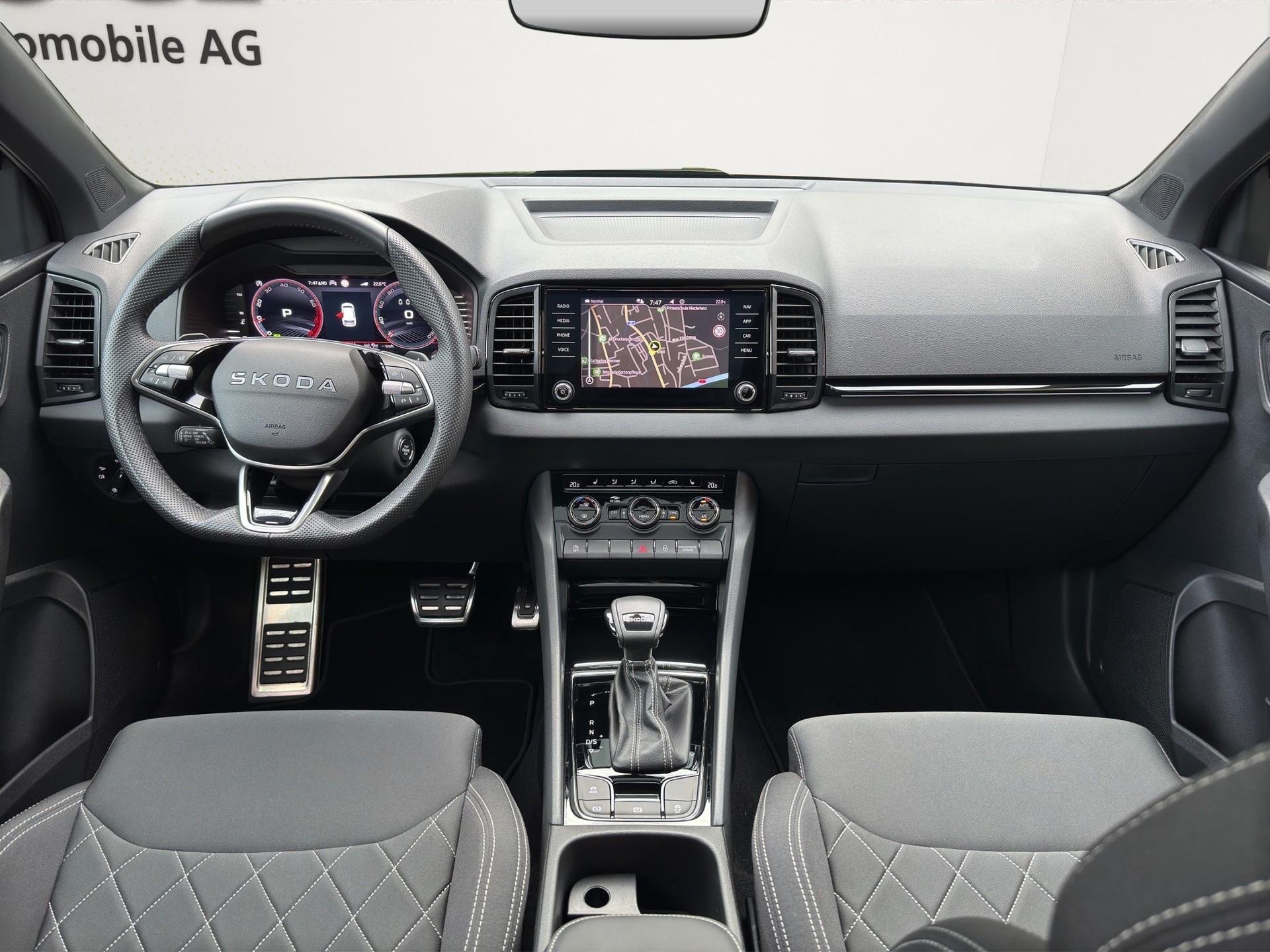 SKODA Karoq 1.5TSI Sport Line Aut. Panorama-Schiebedach-image-8