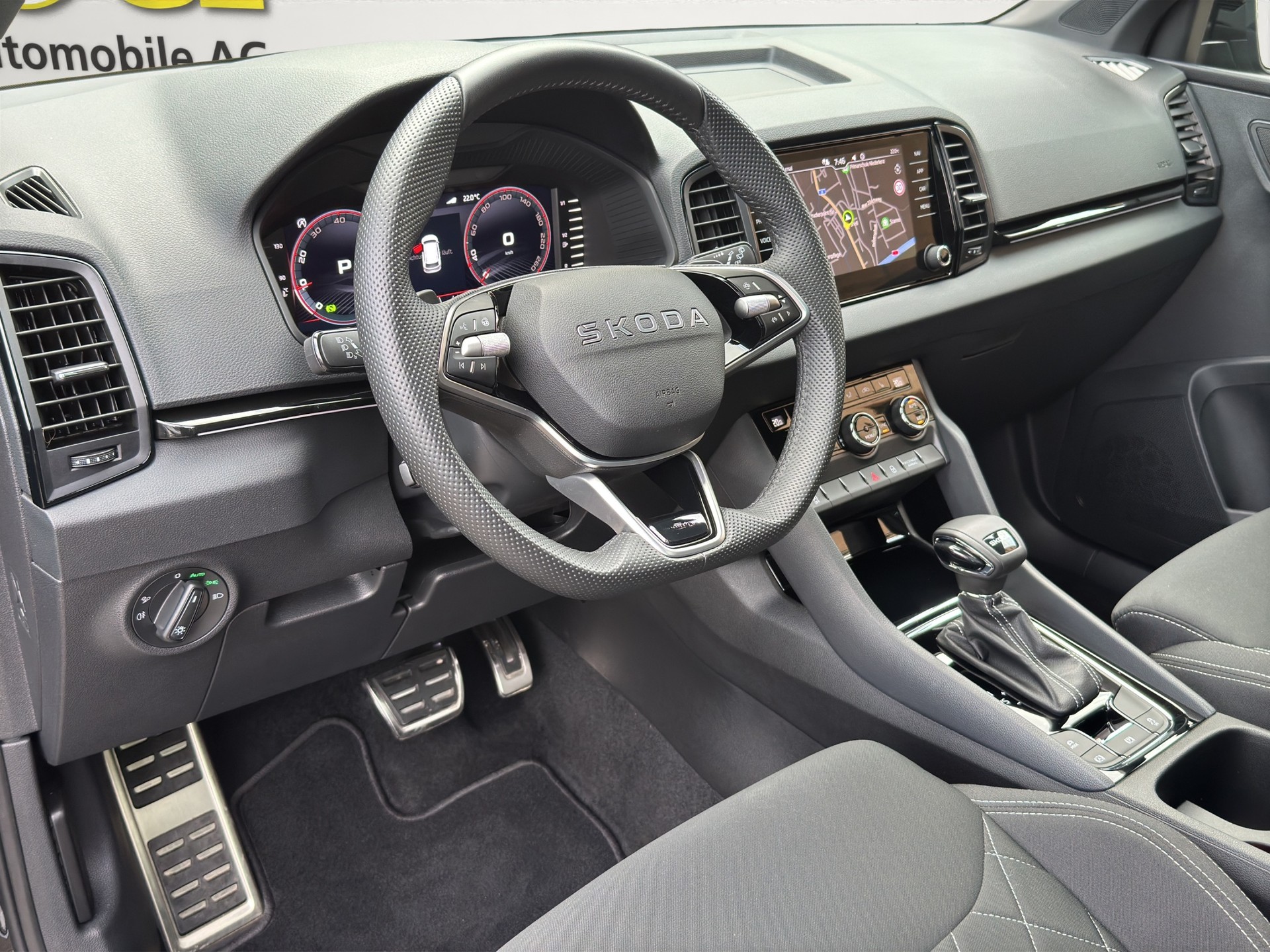 SKODA Karoq 1.5TSI Sport Line Aut. Panorama-Schiebedach-image-9