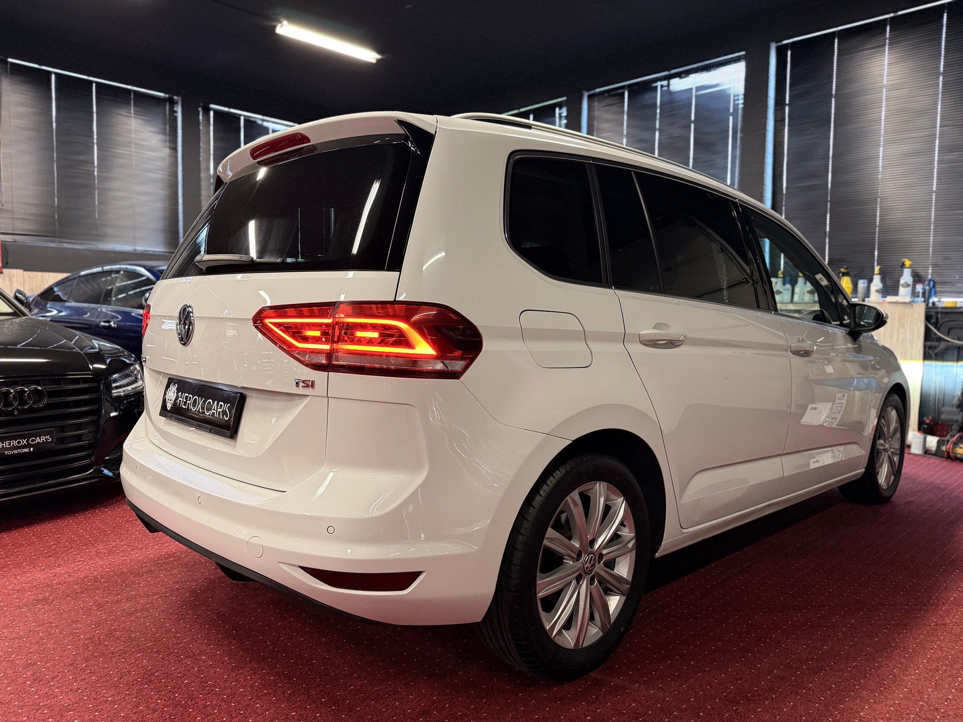 VW Touran 1.4 TSI BlueMotion Technology Highline / ** AHK / 7 Sitze / 8-Fach - Frisch ab MFK & Service **-image-5