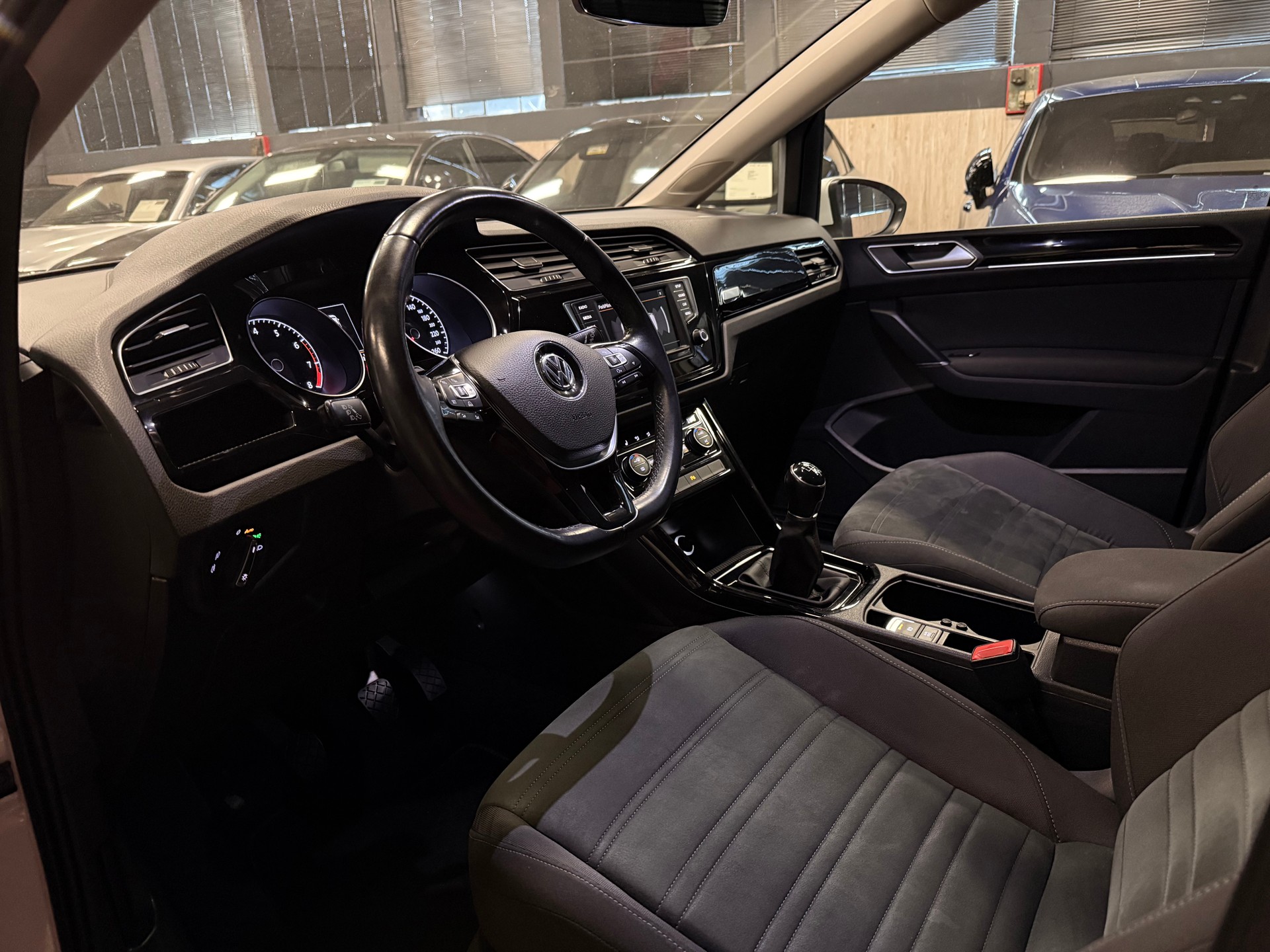 VW Touran 1.4 TSI BlueMotion Technology Highline / ** AHK / 7 Sitze / 8-Fach - Frisch ab MFK & Service **-image-12