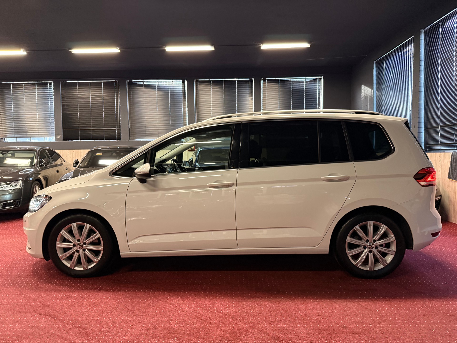 VW Touran 1.4 TSI BlueMotion Technology Highline / ** AHK / 7 Sitze / 8-Fach - Frisch ab MFK & Service **-image-9