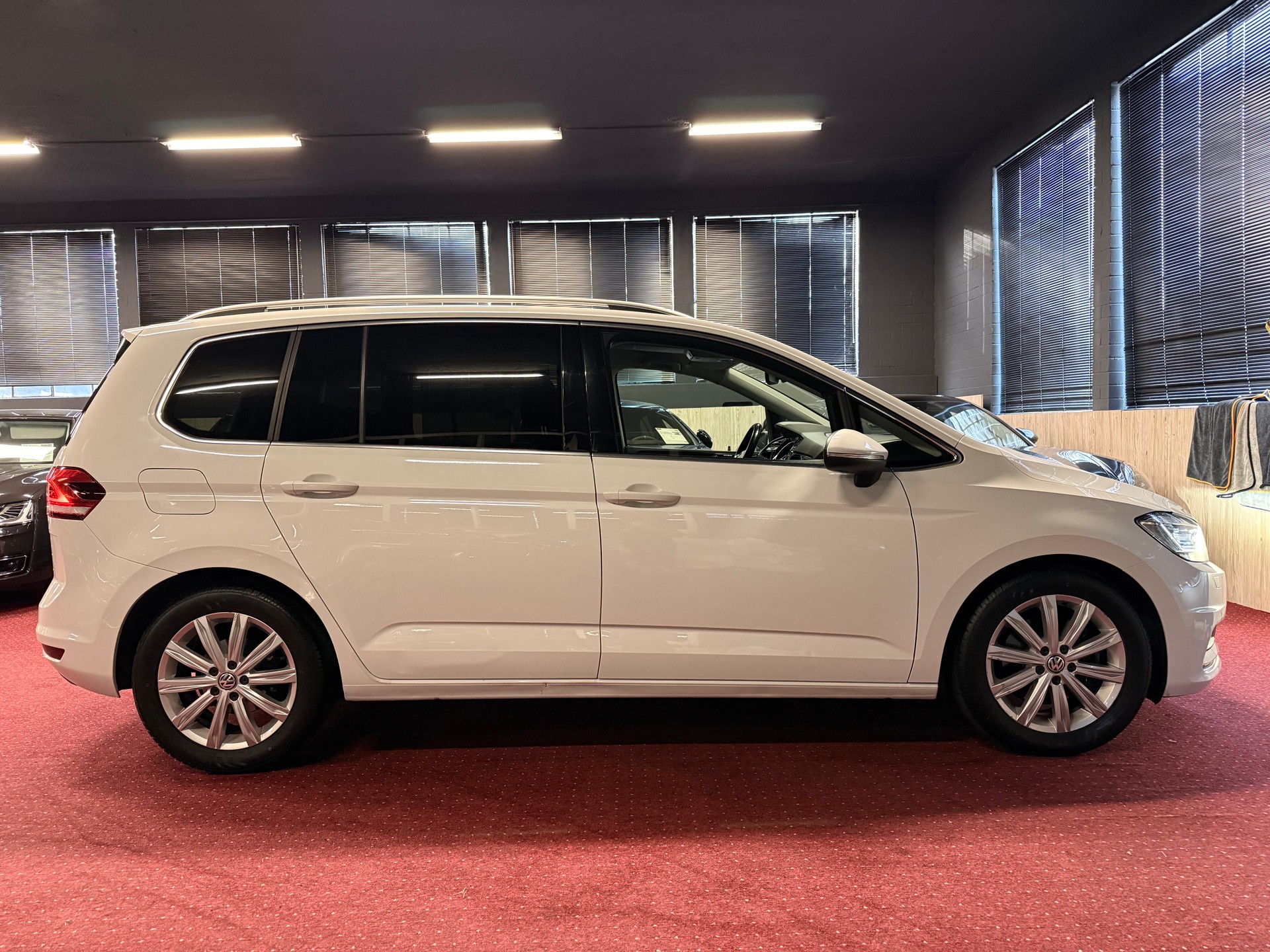VW Touran 1.4 TSI BlueMotion Technology Highline / ** AHK / 7 Sitze / 8-Fach - Frisch ab MFK & Service **-image-4