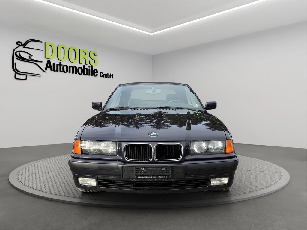 BMW 320i Cabrio-showroom-element-1