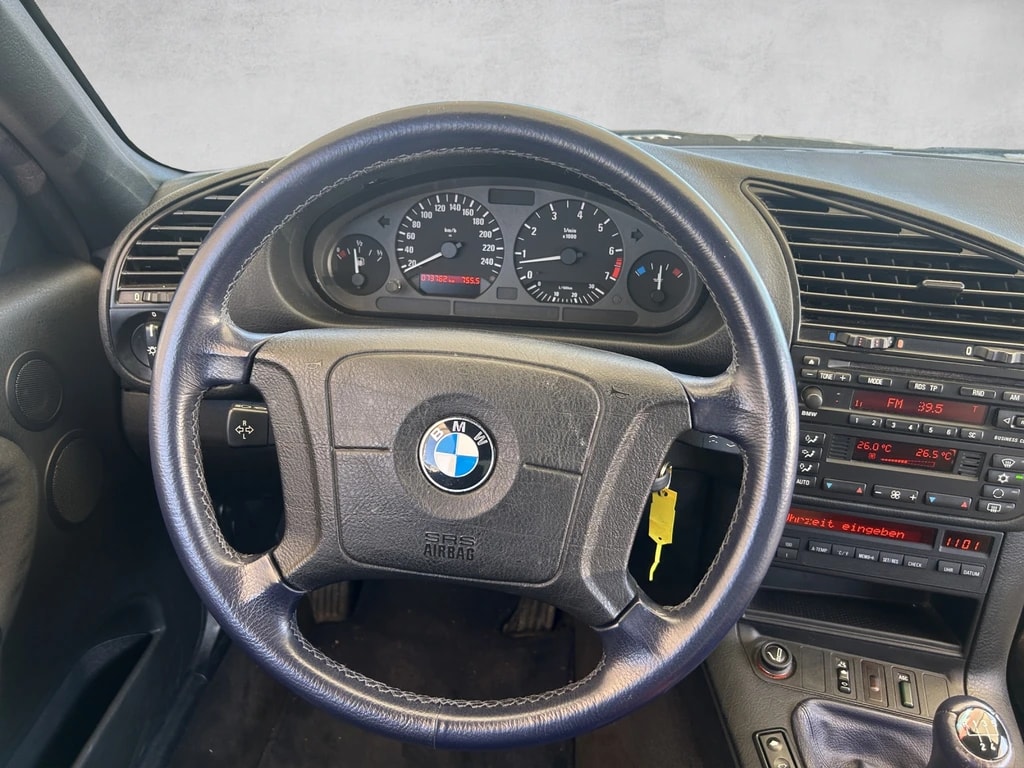 BMW 320i Cabrio-image-11