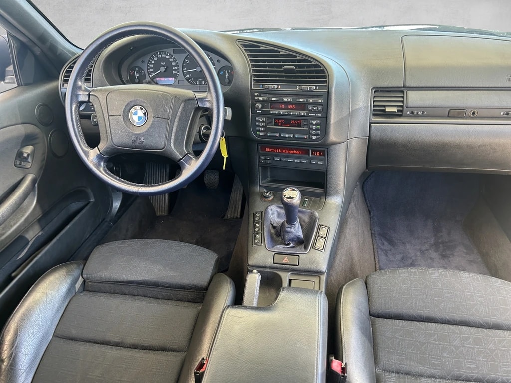 BMW 320i Cabrio-image-10