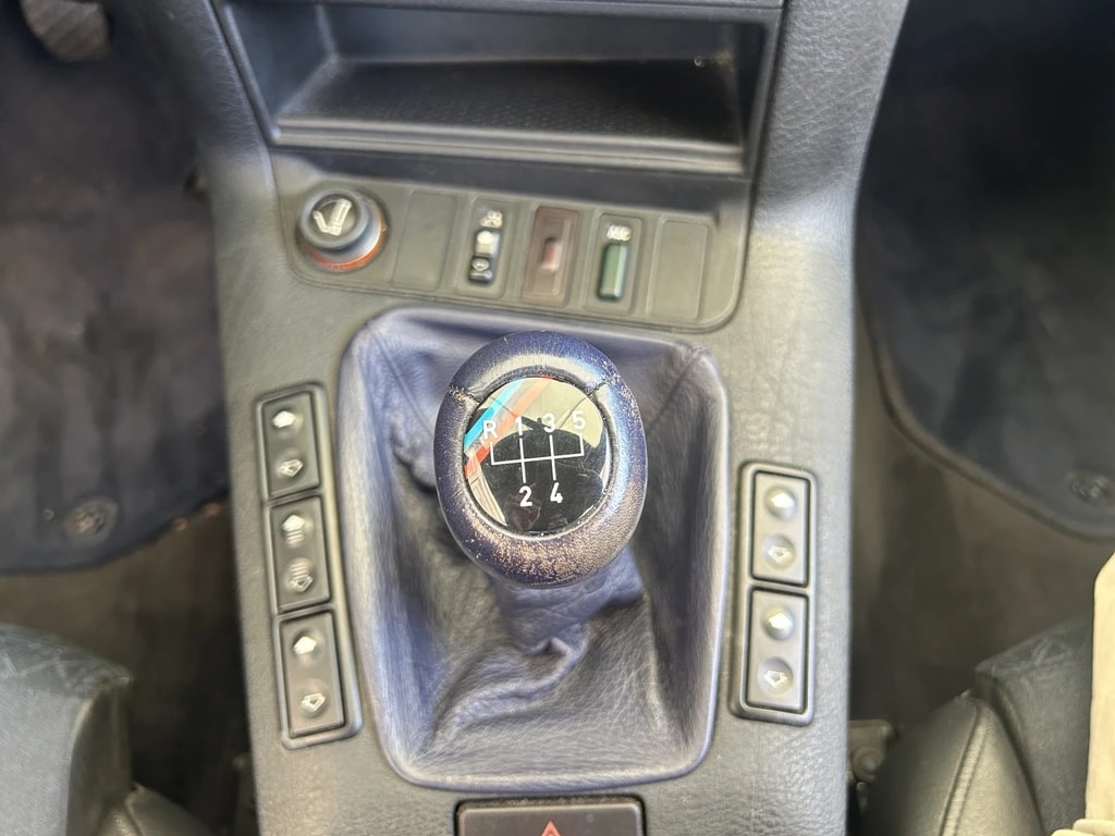 BMW 320i Cabrio-image-12