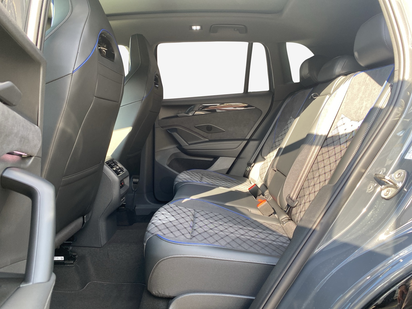 VW Tiguan 2.0 TDI SCR R-Line 4Motion DSG-image-10