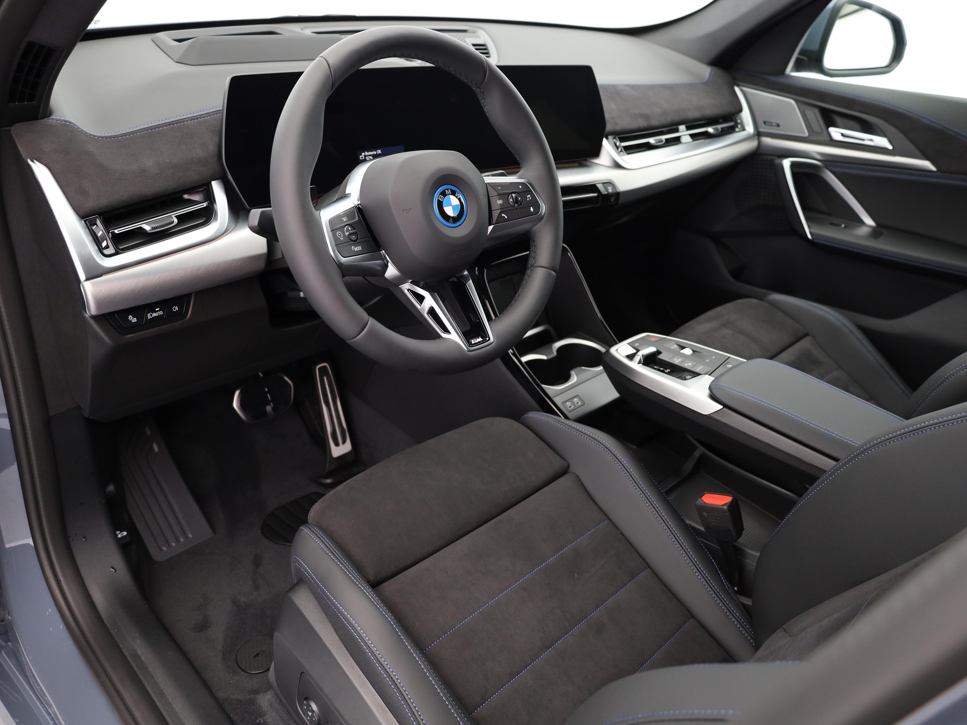 BMW iX1 30 xDrive-image-12