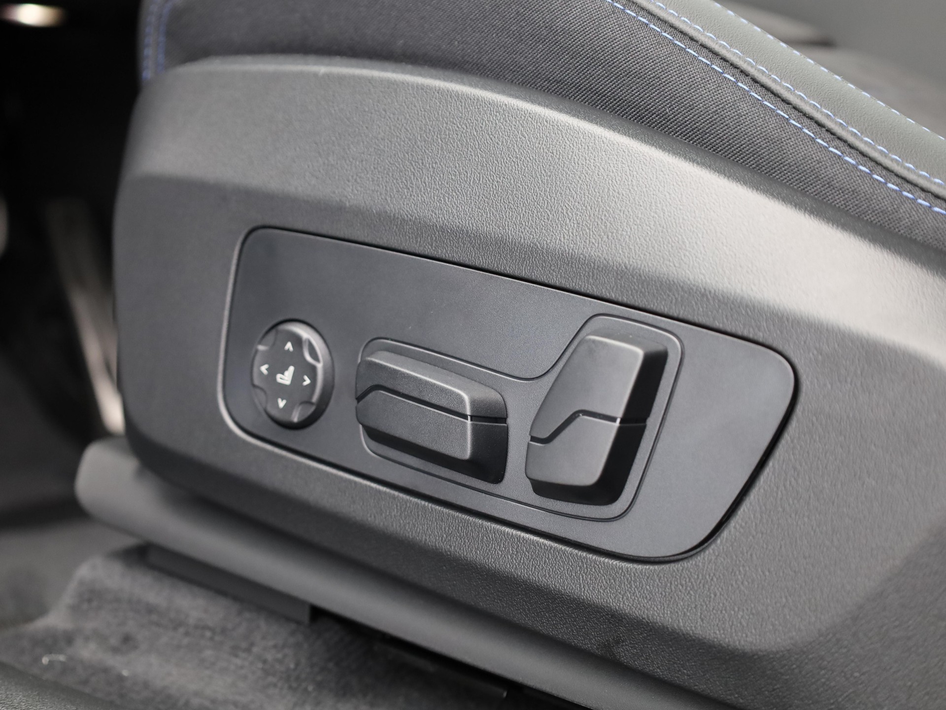 BMW iX1 30 xDrive-image-11