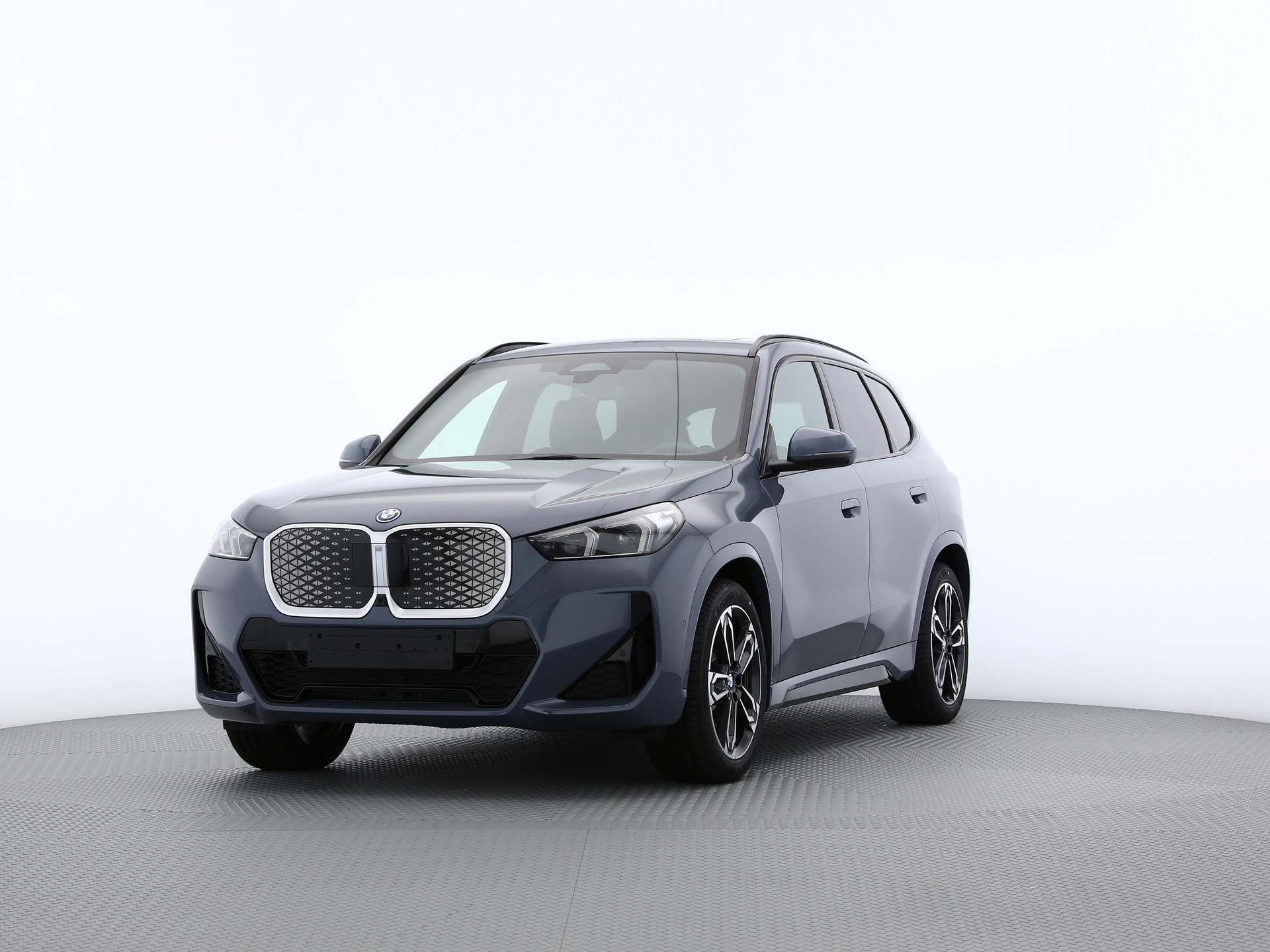 BMW iX1 30 xDrive-image-0