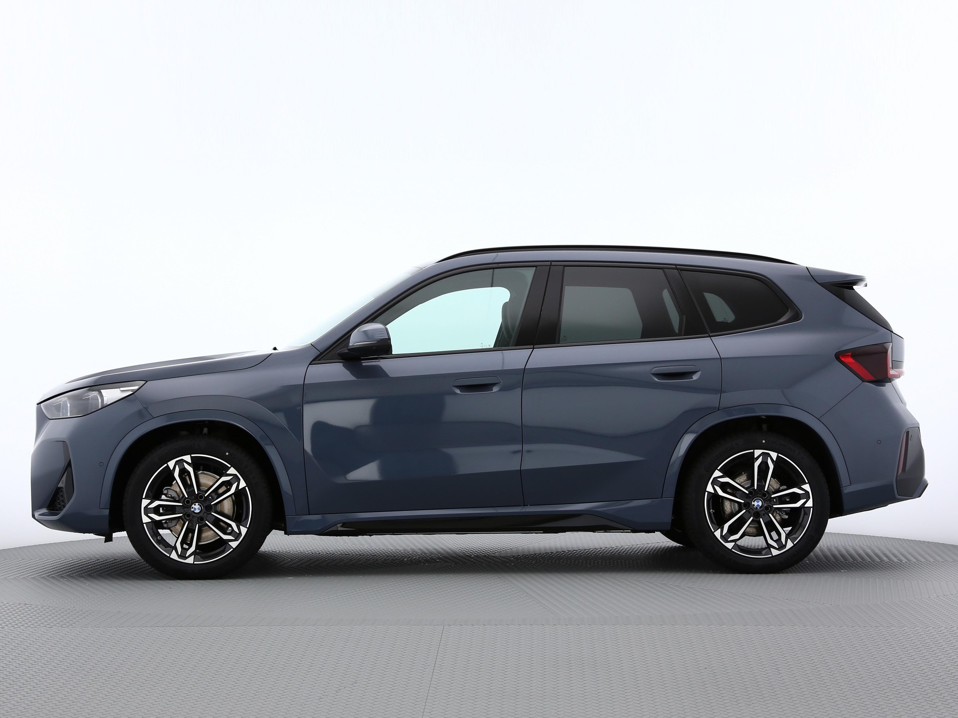 BMW iX1 30 xDrive-image-2