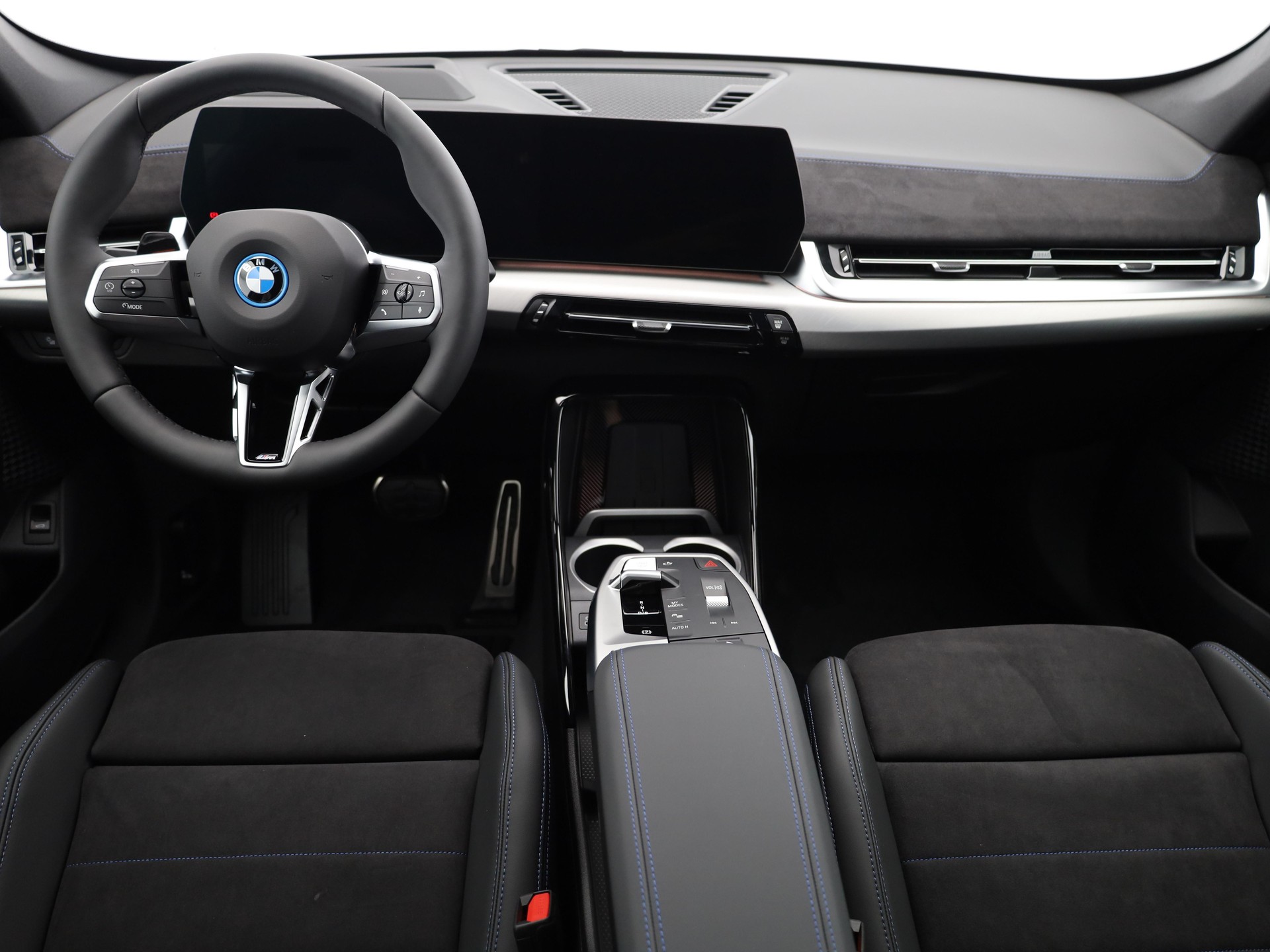 BMW iX1 30 xDrive-image-16