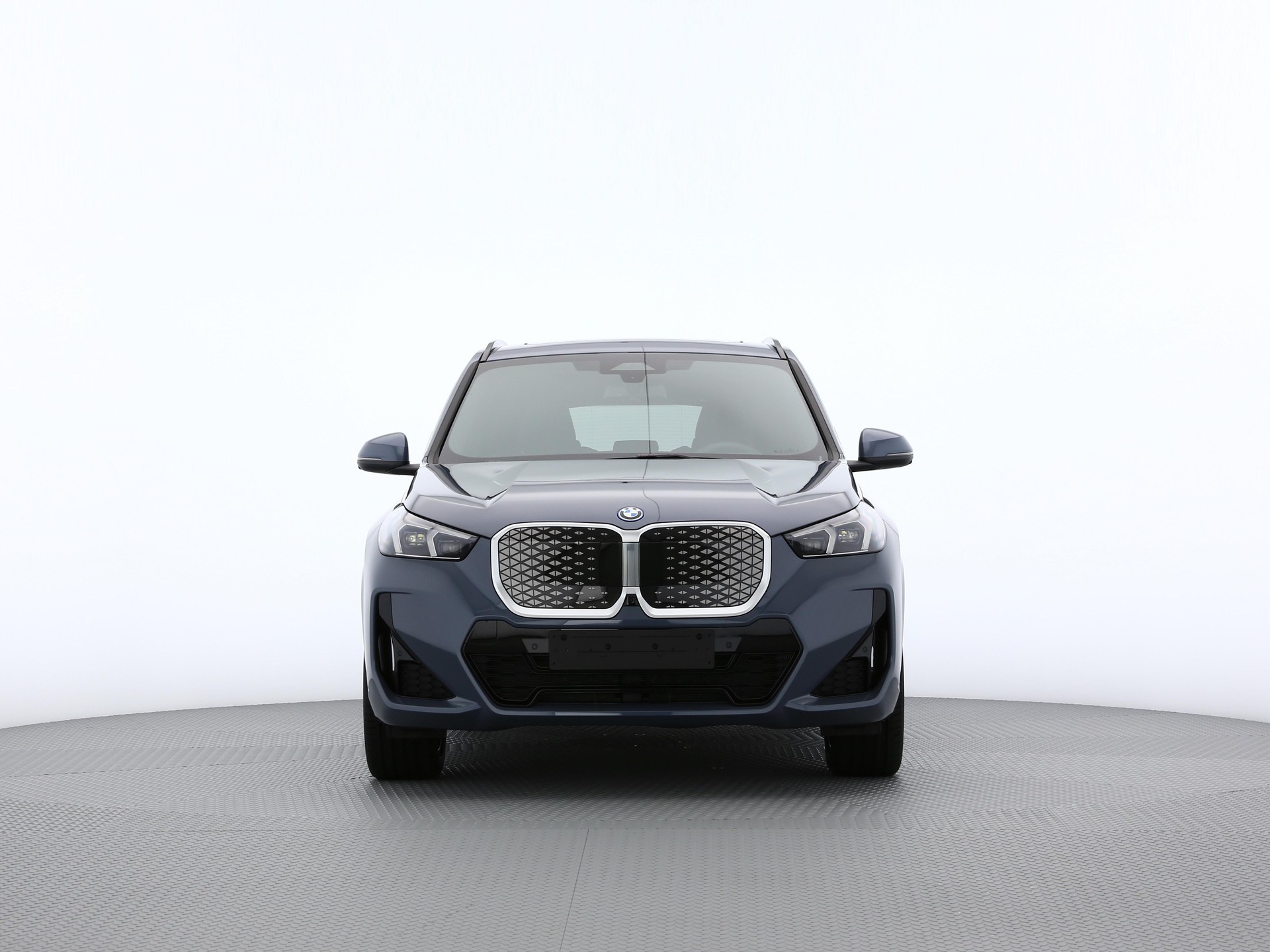 BMW iX1 30 xDrive-image-4
