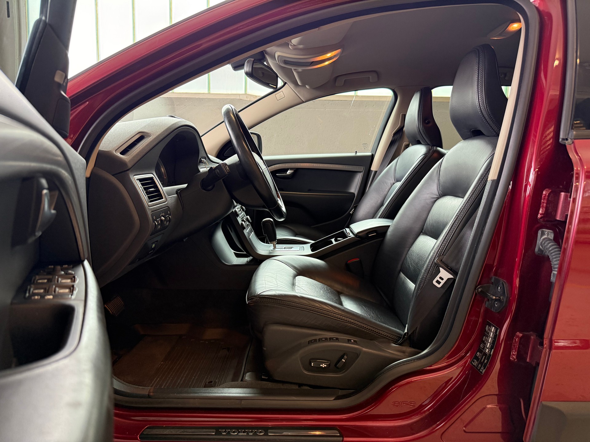 VOLVO XC70 D5 AWD Momentum Geartronic-image-9
