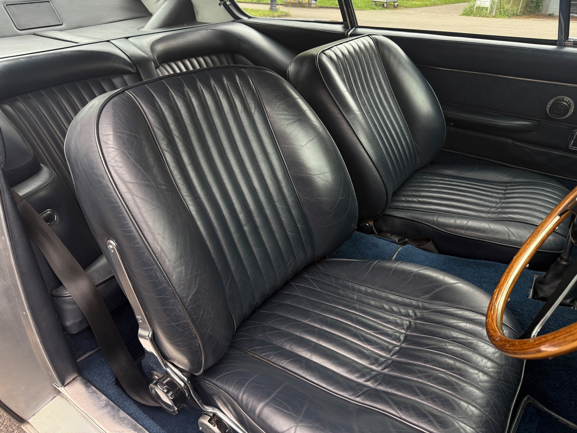 ASTON MARTIN DB 6 Vantage-image-6