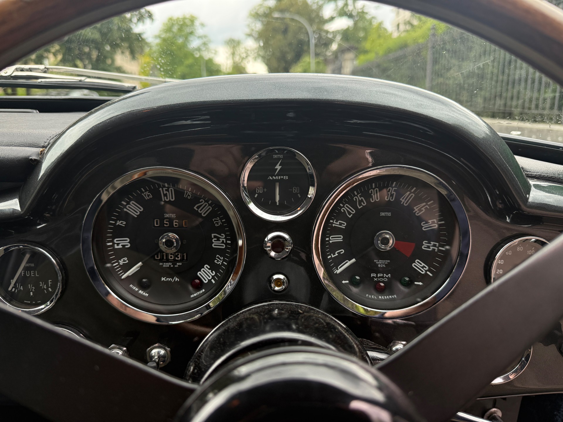 ASTON MARTIN DB 6 Vantage-image-7