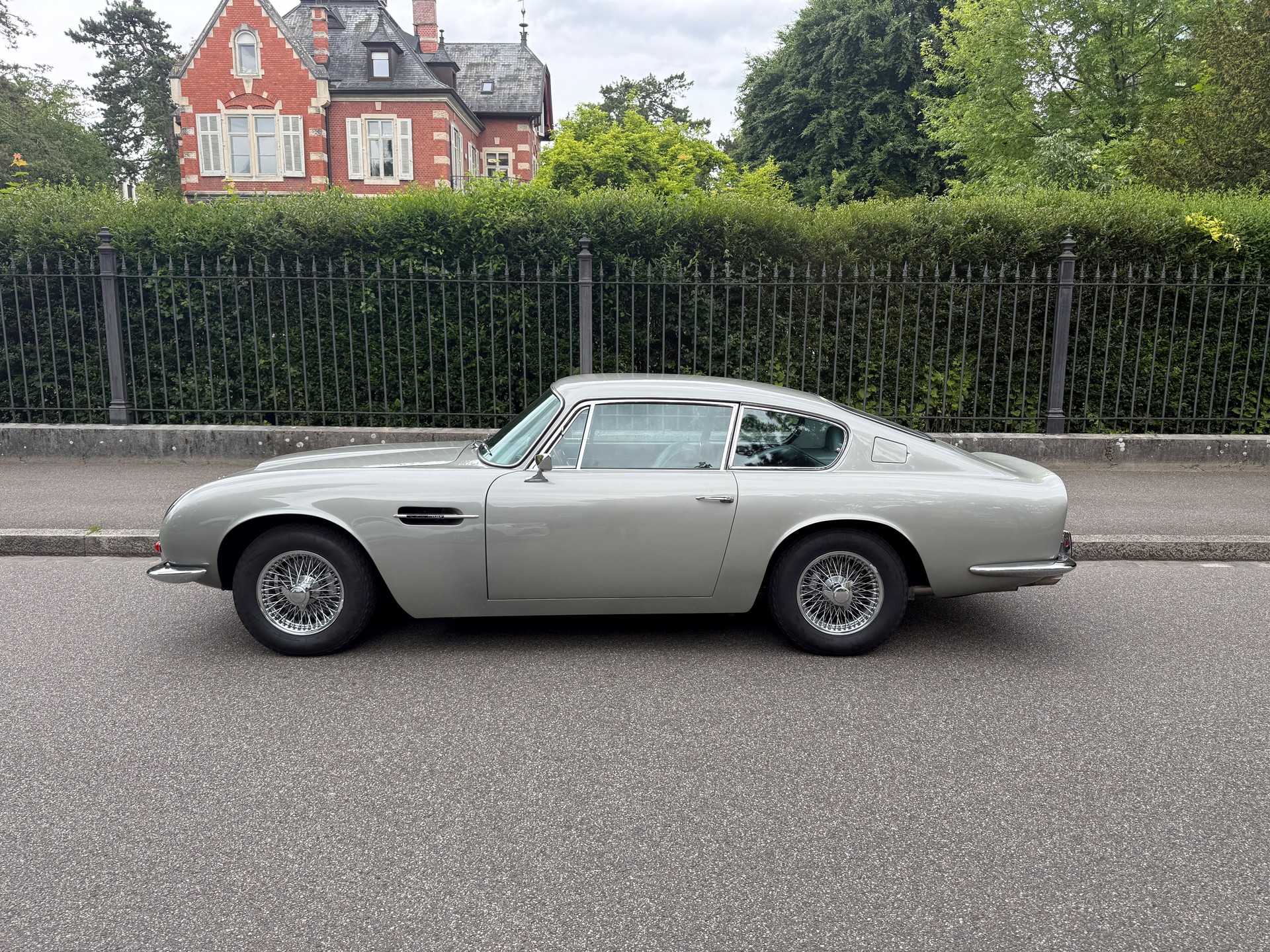 ASTON MARTIN DB 6 Vantage-image-2