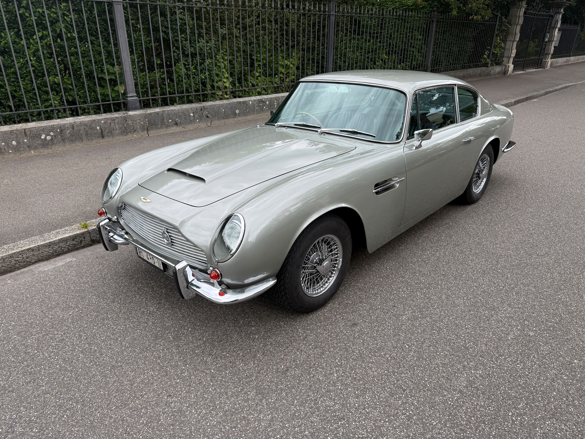 ASTON MARTIN DB 6 Vantage-image-0