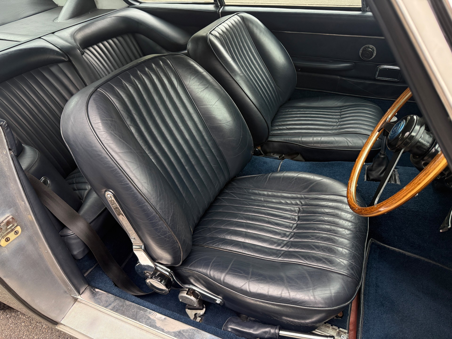 ASTON MARTIN DB 6 Vantage-image-4