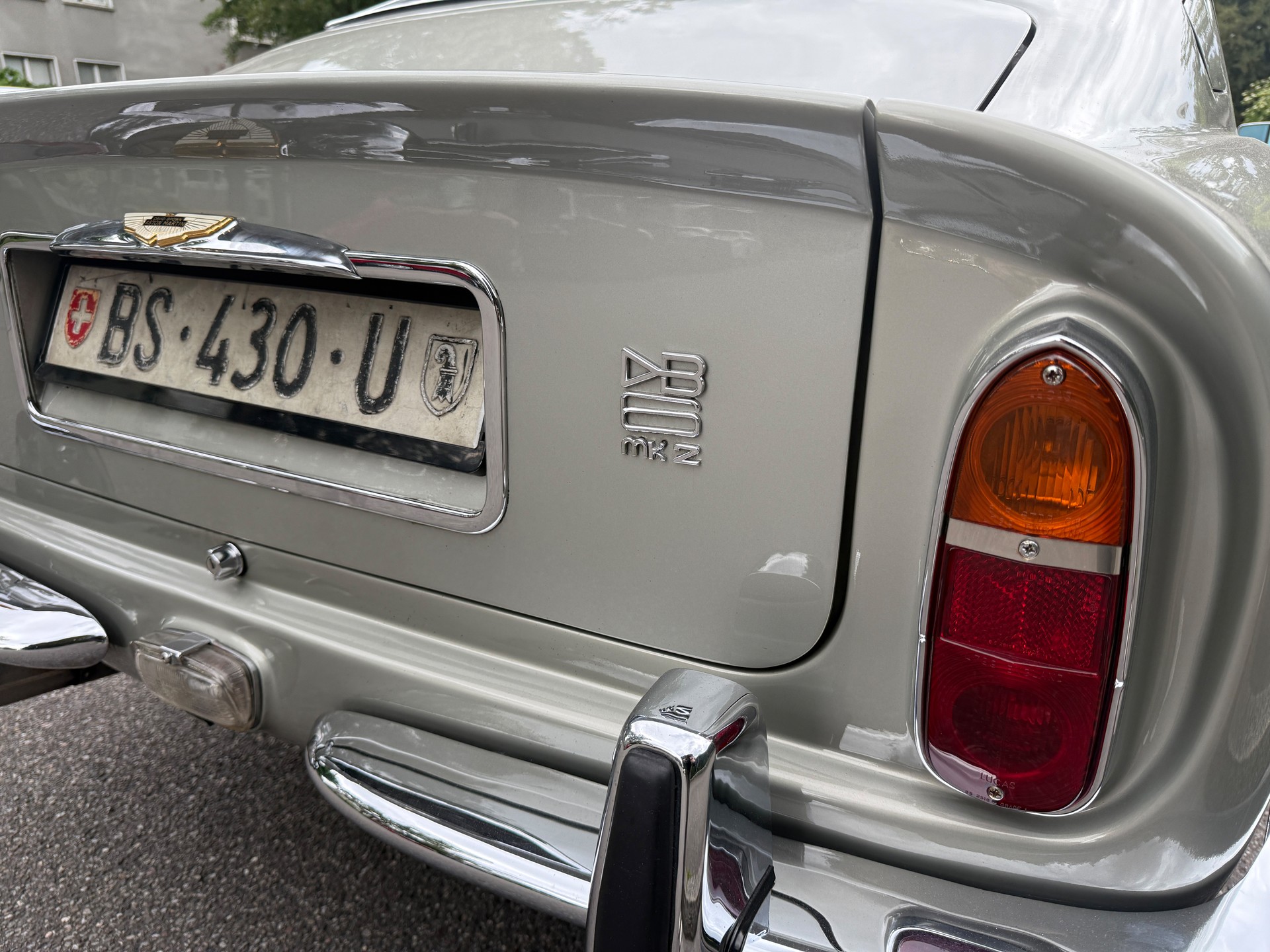 ASTON MARTIN DB 6 Vantage-image-12