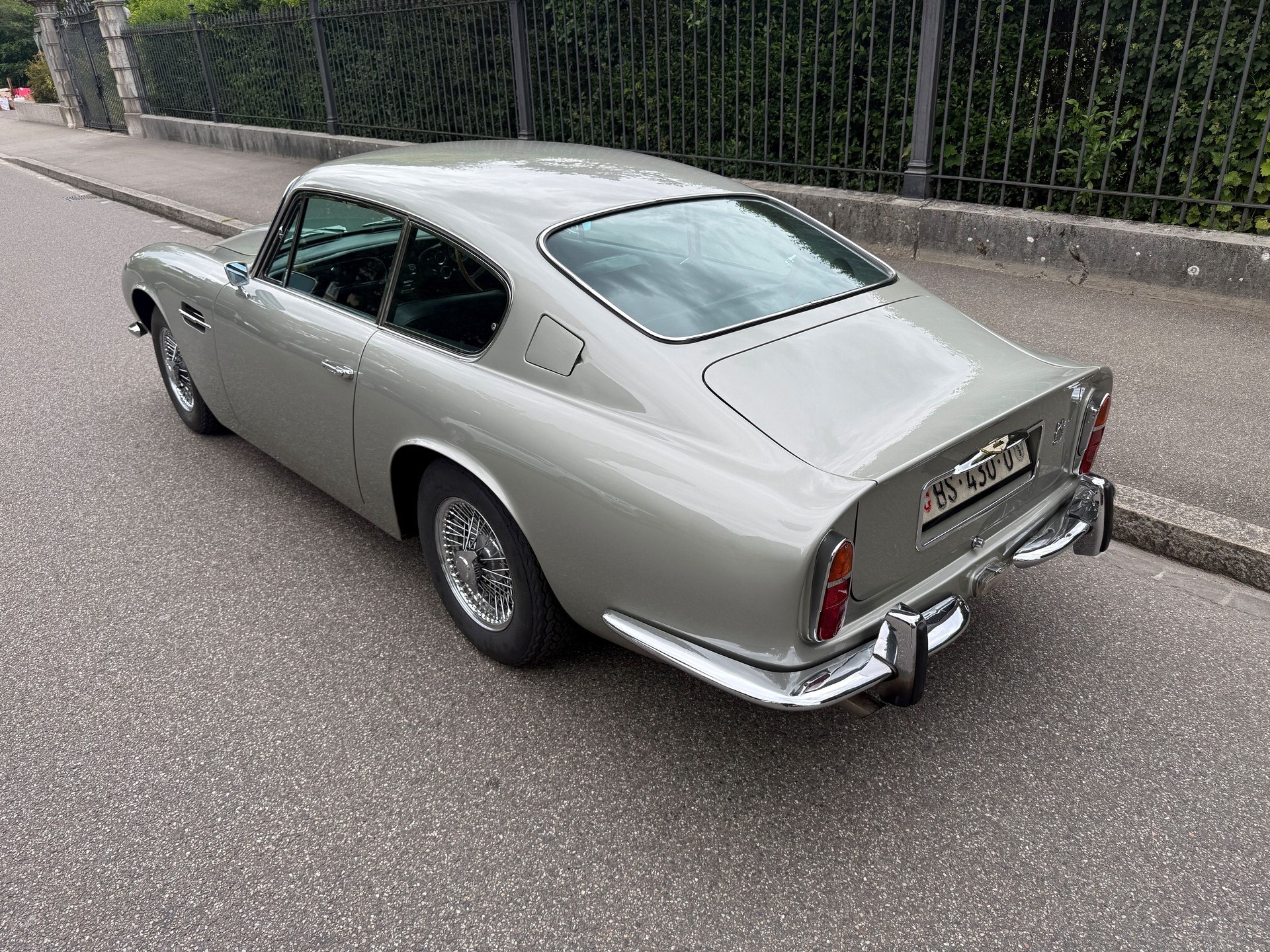 ASTON MARTIN DB 6 Vantage-image-1