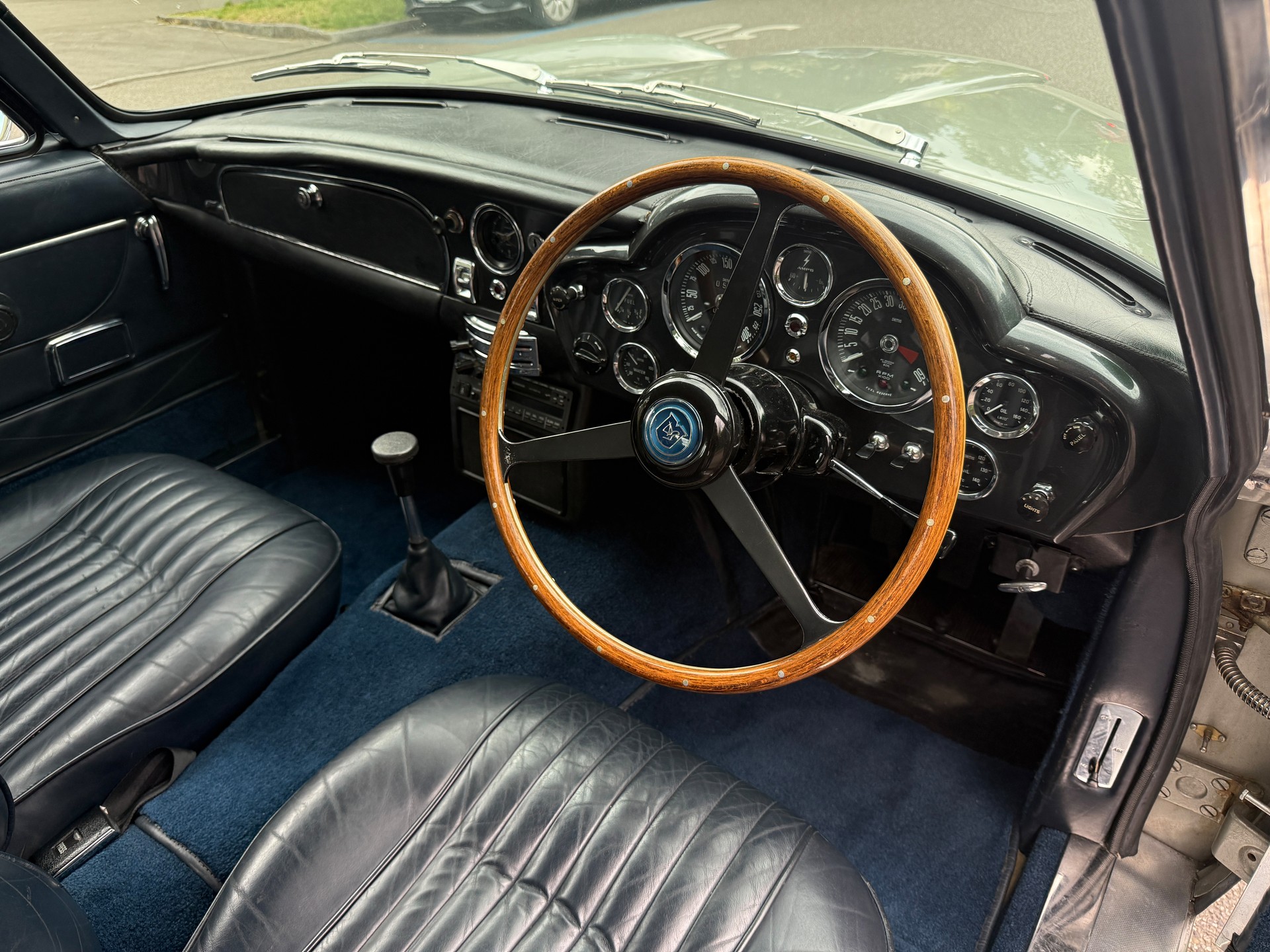 ASTON MARTIN DB 6 Vantage-image-3