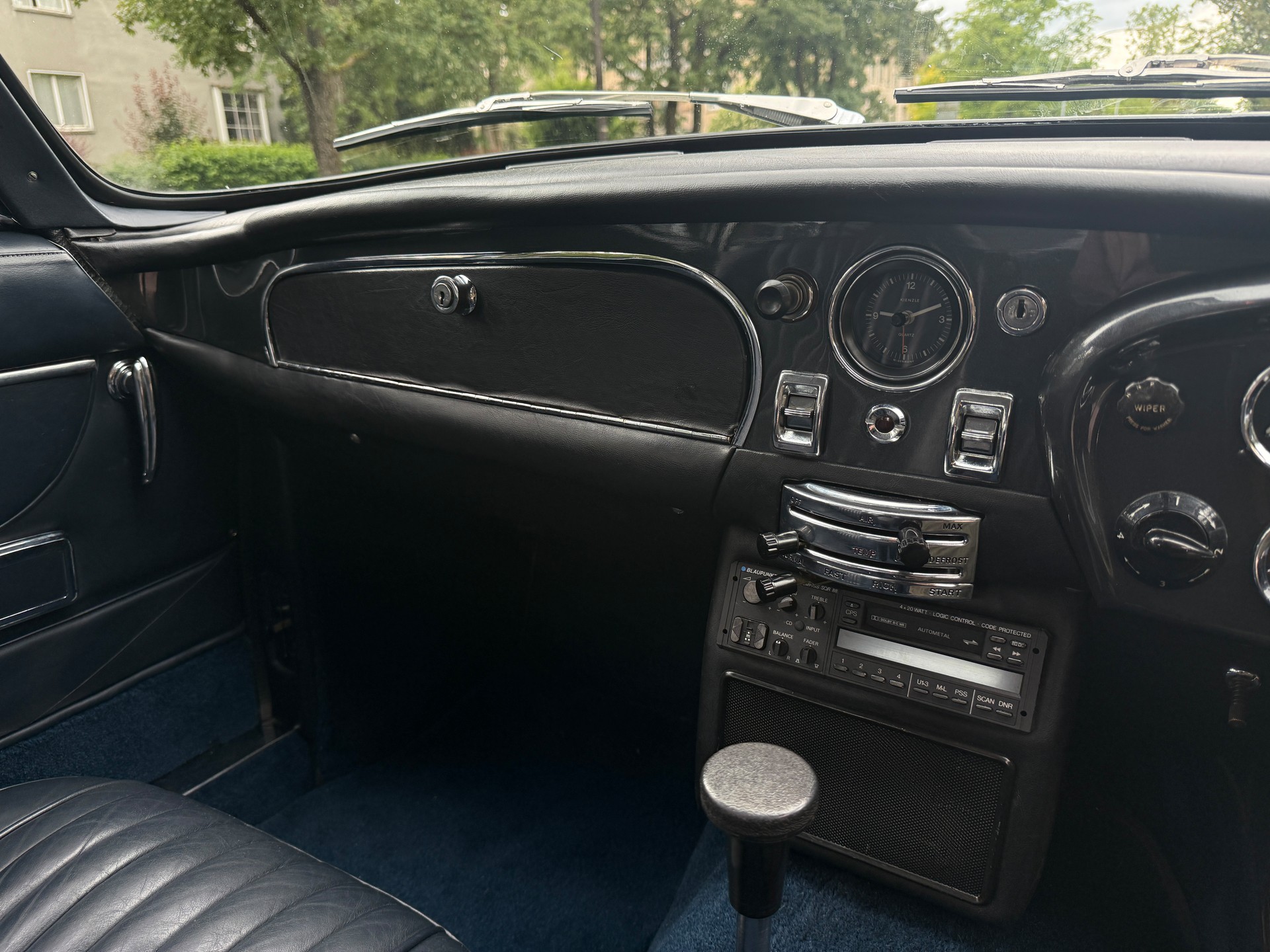 ASTON MARTIN DB 6 Vantage-image-8