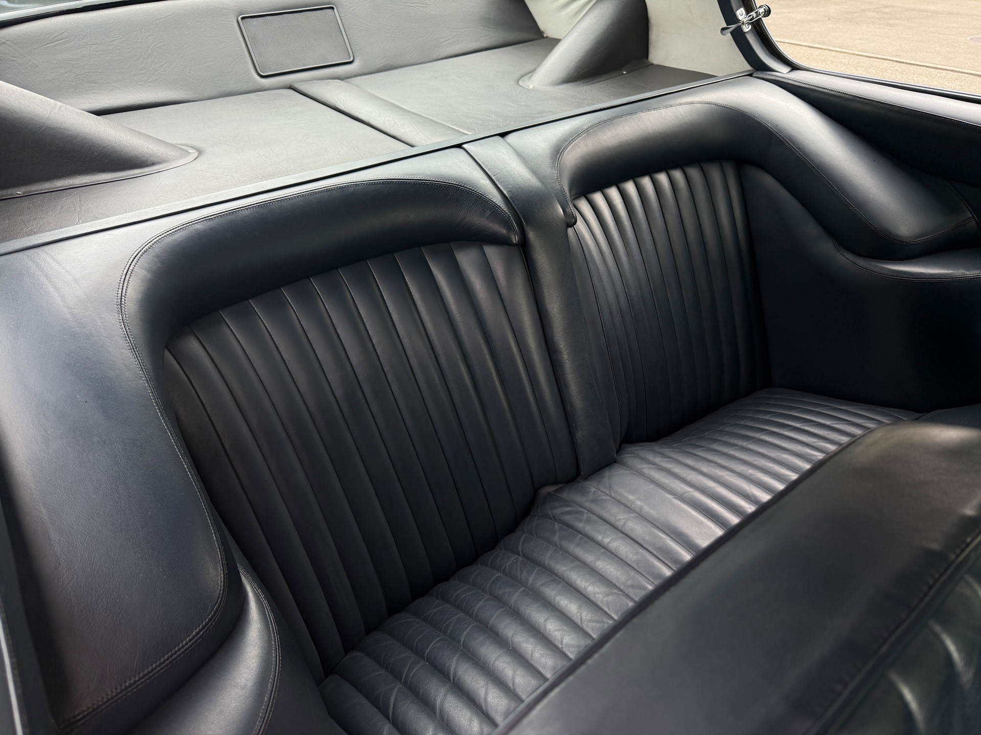 ASTON MARTIN DB 6 Vantage-image-9