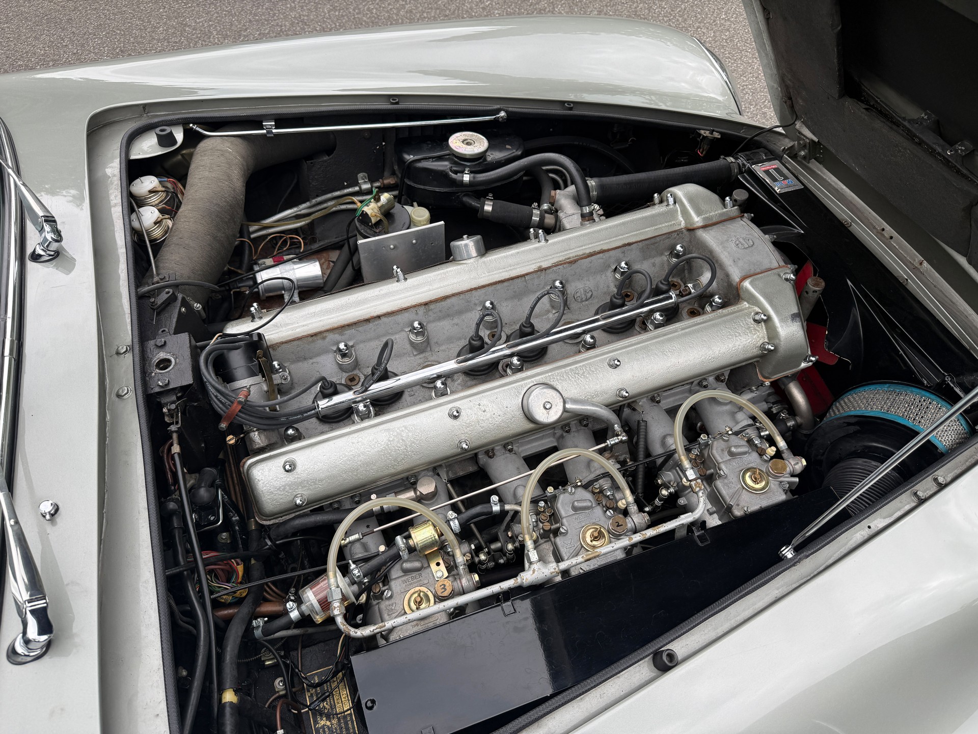 ASTON MARTIN DB 6 Vantage-image-11