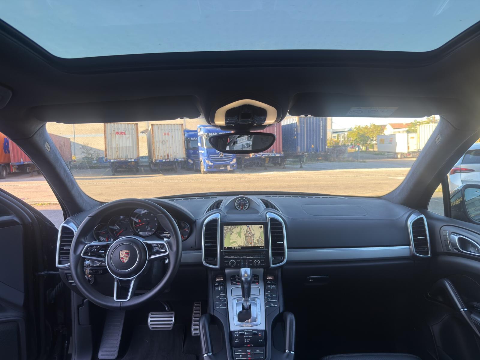 PORSCHE Cayenne Turbo-image-12