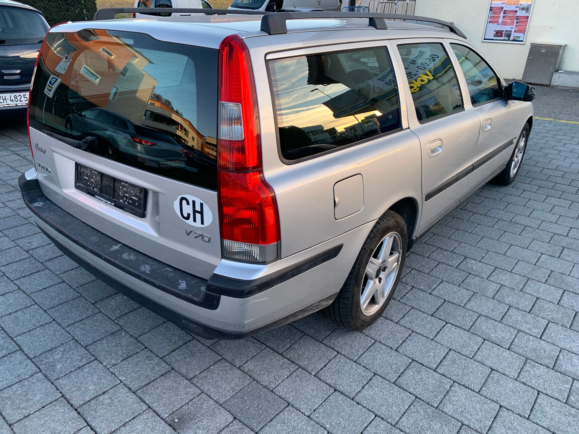 VOLVO V70 2.4T-image-2