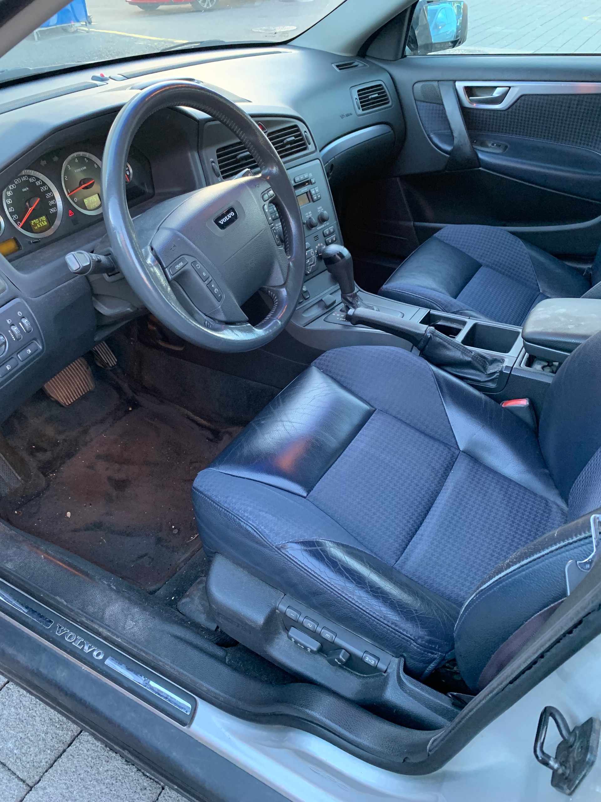 VOLVO V70 2.4T-image-7