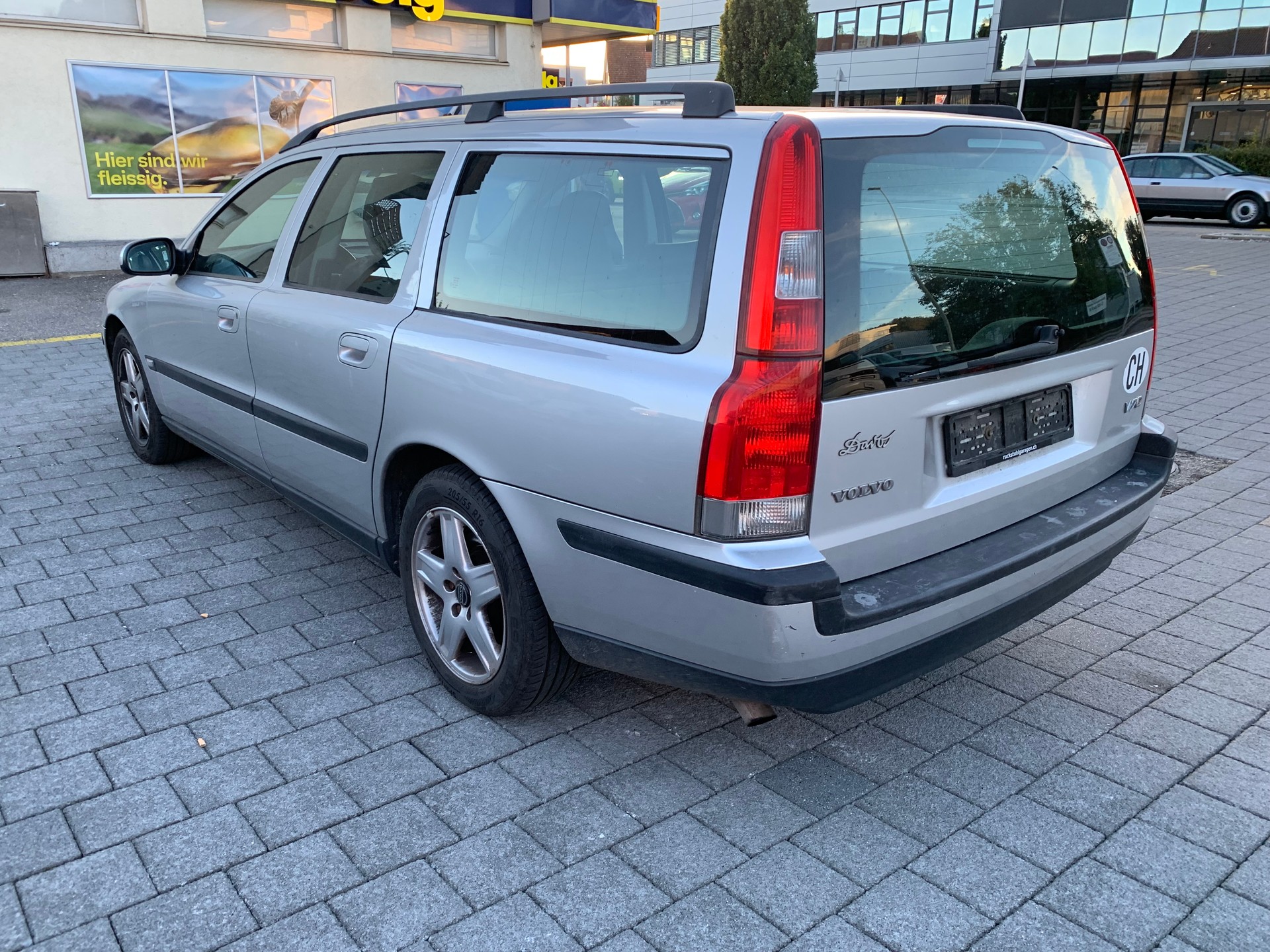 VOLVO V70 2.4T-image-3