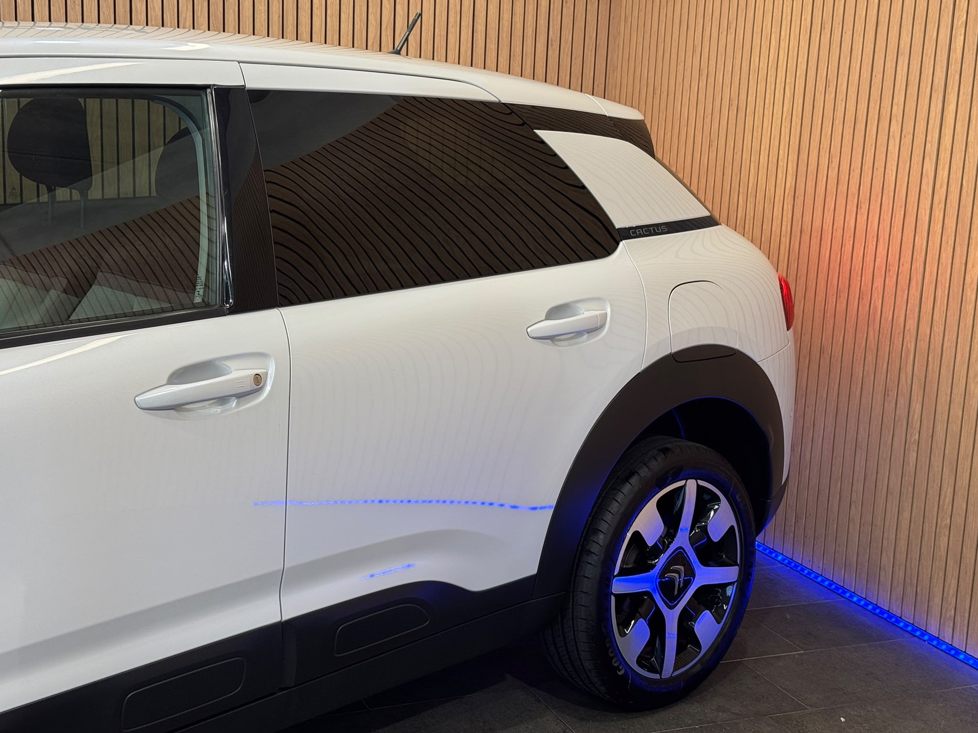 CITROEN C4 Cactus 1.2 Pure Tech Shine EAT6-image-3
