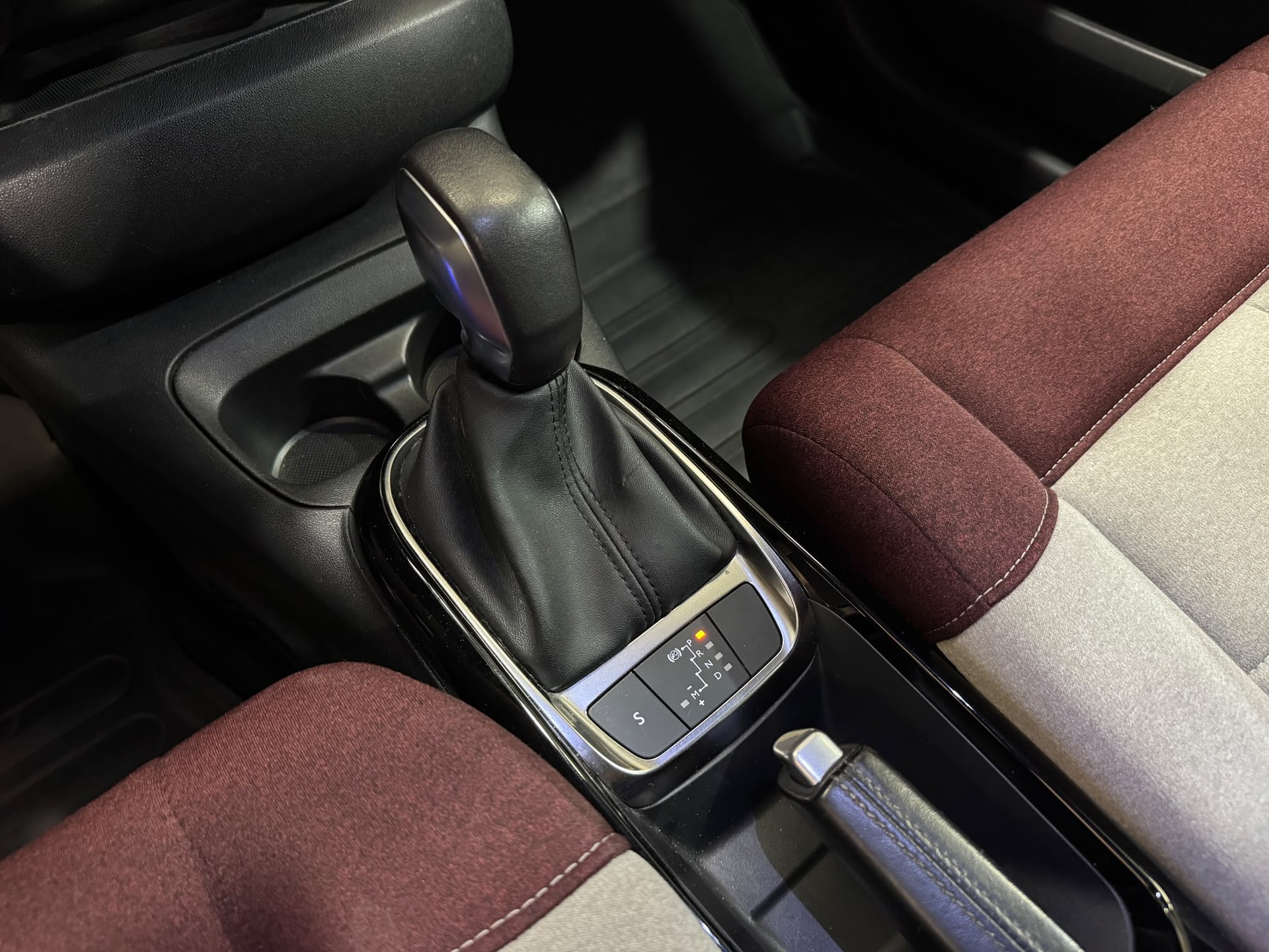 CITROEN C4 Cactus 1.2 Pure Tech Shine EAT6-image-10