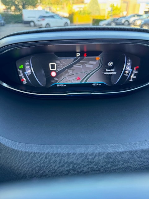 PEUGEOT 5008 1.2 Pure Tech Allure EAT8-image-9