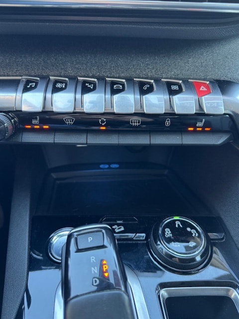 PEUGEOT 5008 1.2 Pure Tech Allure EAT8-image-15