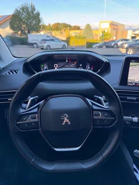PEUGEOT 5008 1.2 Pure Tech Allure EAT8-image-8